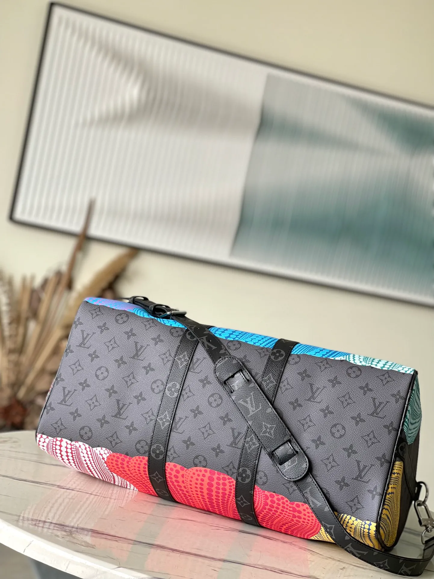 💰1160 Top Original M46441 x YK KEEPALL 45 Travel Bag Yayoi Kusama has been fond of depicting pumpkins since she was a child, a symbol of warmth and comfort. The psychedelic pumpkin pattern decorates the Monogram Eclipse Reverse canvas, which is another visual business card and a good collection choice. Size: 45*27*20 cm
