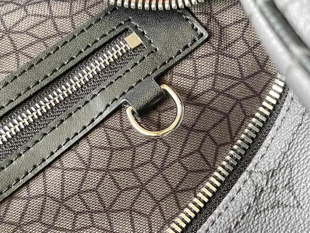 💰1160 Top Original M46441 x YK KEEPALL 45 Travel Bag Yayoi Kusama has been fond of depicting pumpkins since she was a child, a symbol of warmth and comfort. The psychedelic pumpkin pattern decorates the Monogram Eclipse Reverse canvas, which is another visual business card and a good collection choice. Size: 45*27*20 cm