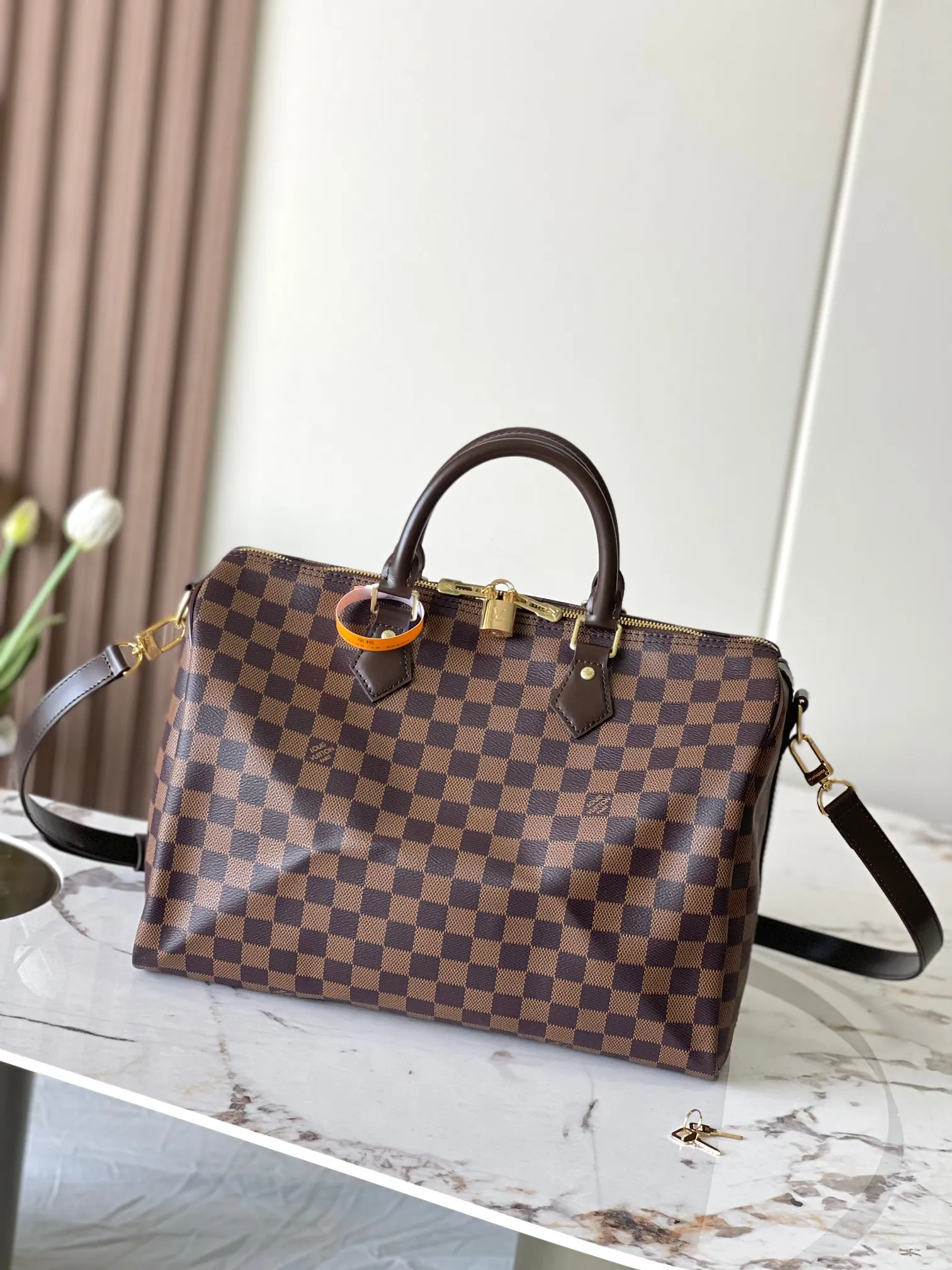 💰840 Top original model 41111 Brown Speedy 35 handbag. The Speedy 35 handbag made of Damier Ebène canvas has a classic shape and exudes timeless elegance. The multi-functional shoulder strap can be used for hand carry, shoulder or cross-body wear, flexible and convenient. Size: 35x23x18cm