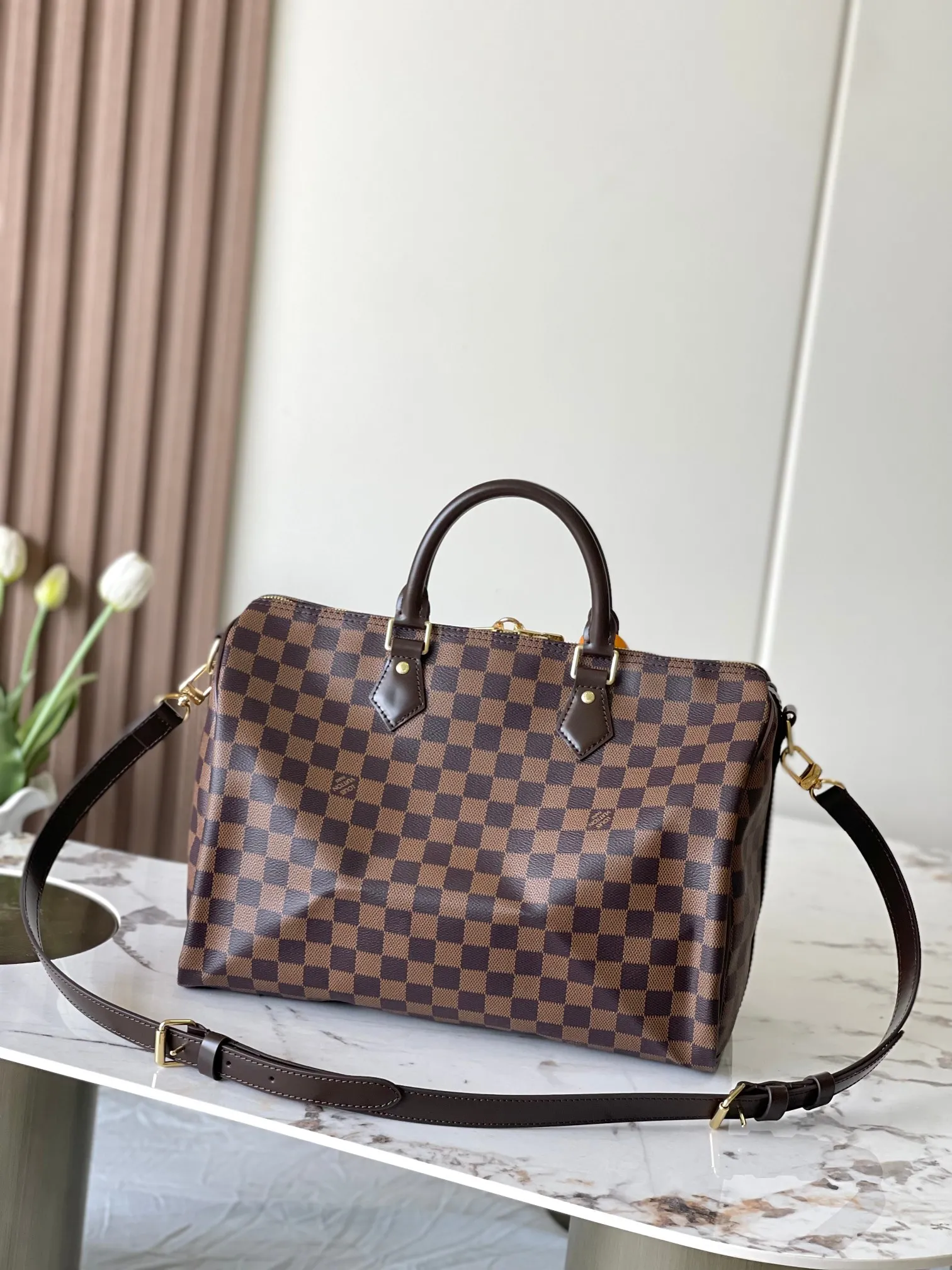 💰840 Top original model 41111 Brown Speedy 35 handbag. The Speedy 35 handbag made of Damier Ebène canvas has a classic shape and exudes timeless elegance. The multi-functional shoulder strap can be used for hand carry, shoulder or cross-body wear, flexible and convenient. Size: 35x23x18cm
