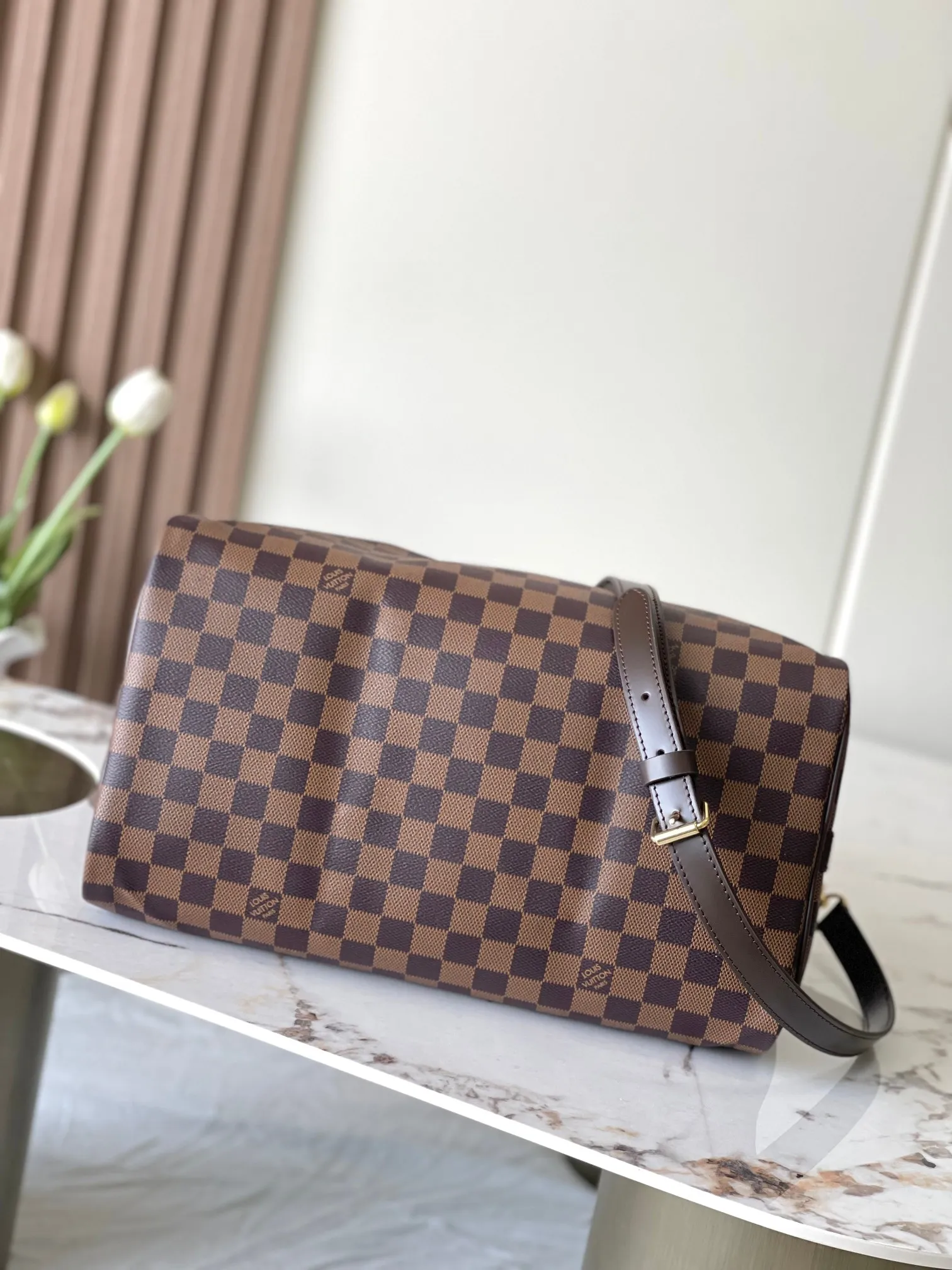 💰840 Top original model 41111 Brown Speedy 35 handbag. The Speedy 35 handbag made of Damier Ebène canvas has a classic shape and exudes timeless elegance. The multi-functional shoulder strap can be used for hand carry, shoulder or cross-body wear, flexible and convenient. Size: 35x23x18cm