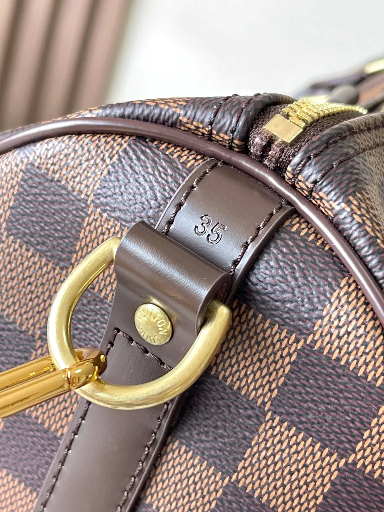 💰840 Top original model 41111 Brown Speedy 35 handbag. The Speedy 35 handbag made of Damier Ebène canvas has a classic shape and exudes timeless elegance. The multi-functional shoulder strap can be used for hand carry, shoulder or cross-body wear, flexible and convenient. Size: 35x23x18cm