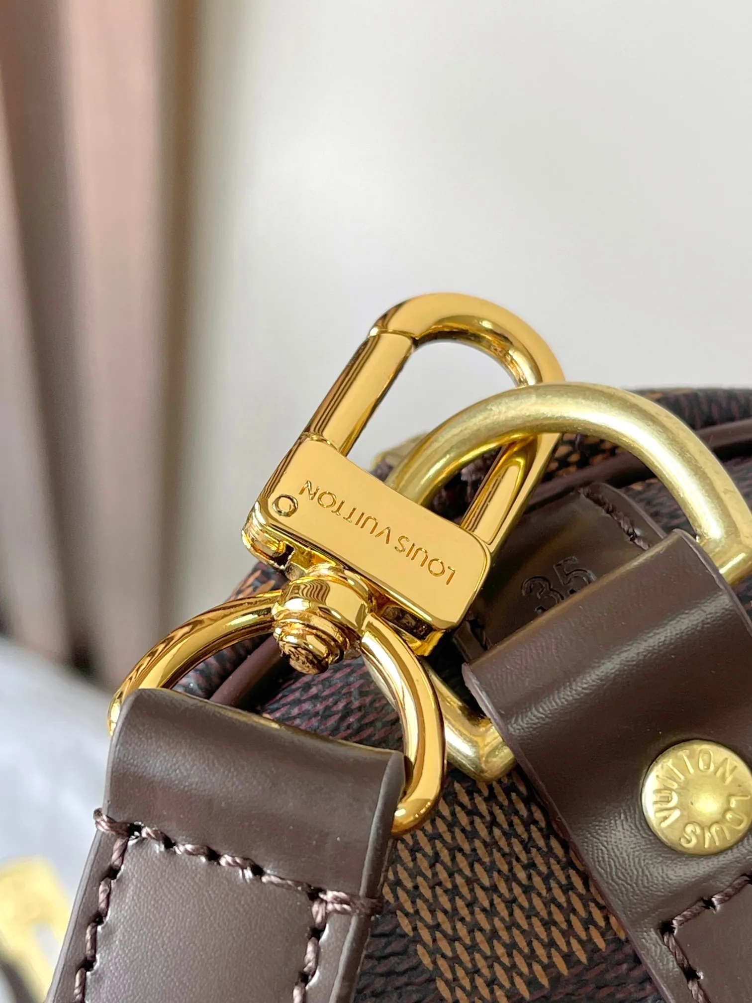 💰840 Top original model 41111 Brown Speedy 35 handbag. The Speedy 35 handbag made of Damier Ebène canvas has a classic shape and exudes timeless elegance. The multi-functional shoulder strap can be used for hand carry, shoulder or cross-body wear, flexible and convenient. Size: 35x23x18cm