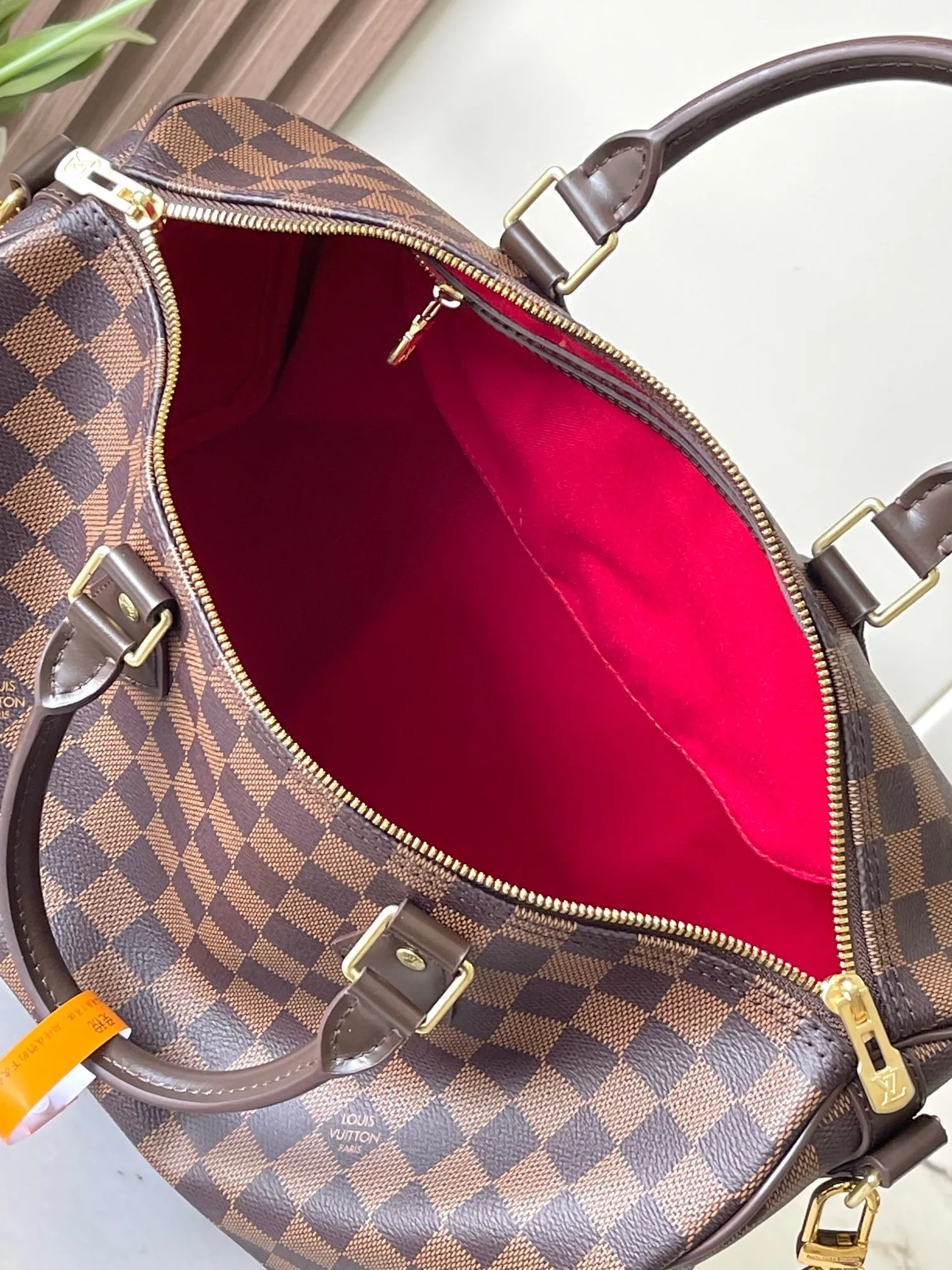 💰840 Top original model 41111 Brown Speedy 35 handbag. The Speedy 35 handbag made of Damier Ebène canvas has a classic shape and exudes timeless elegance. The multi-functional shoulder strap can be used for hand carry, shoulder or cross-body wear, flexible and convenient. Size: 35x23x18cm