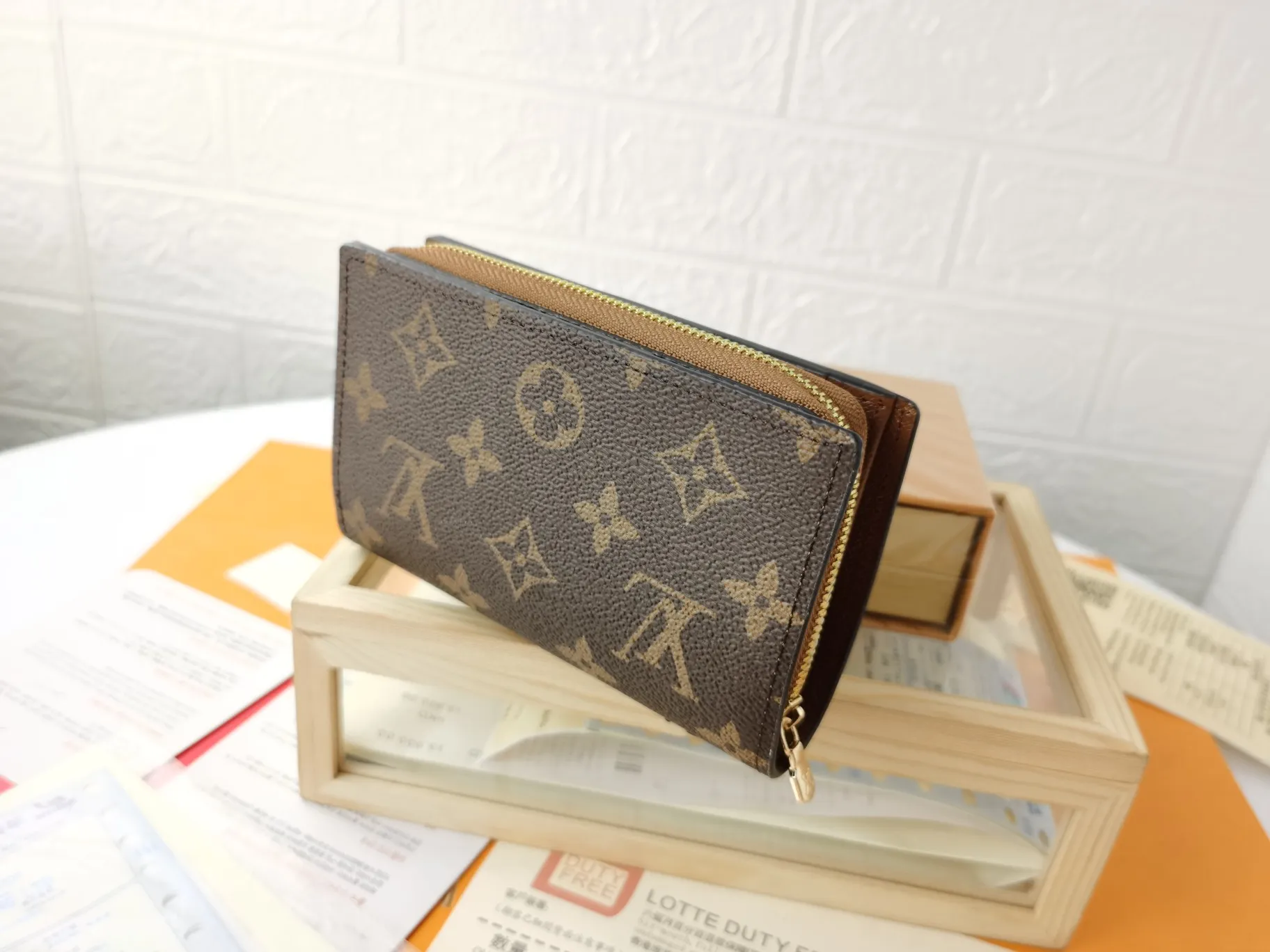 P140💰Top original version💎【Real shot with home background】M86366 is a checkered wallet that combines various styles and is made of canvas. It can carry credit cards, banknotes and money with you. The eye-catching buckle is engraved with the Louis Vuitton signature, and the gorgeous gold-toned brass rivets add sophistication. Size: 13✖9cm