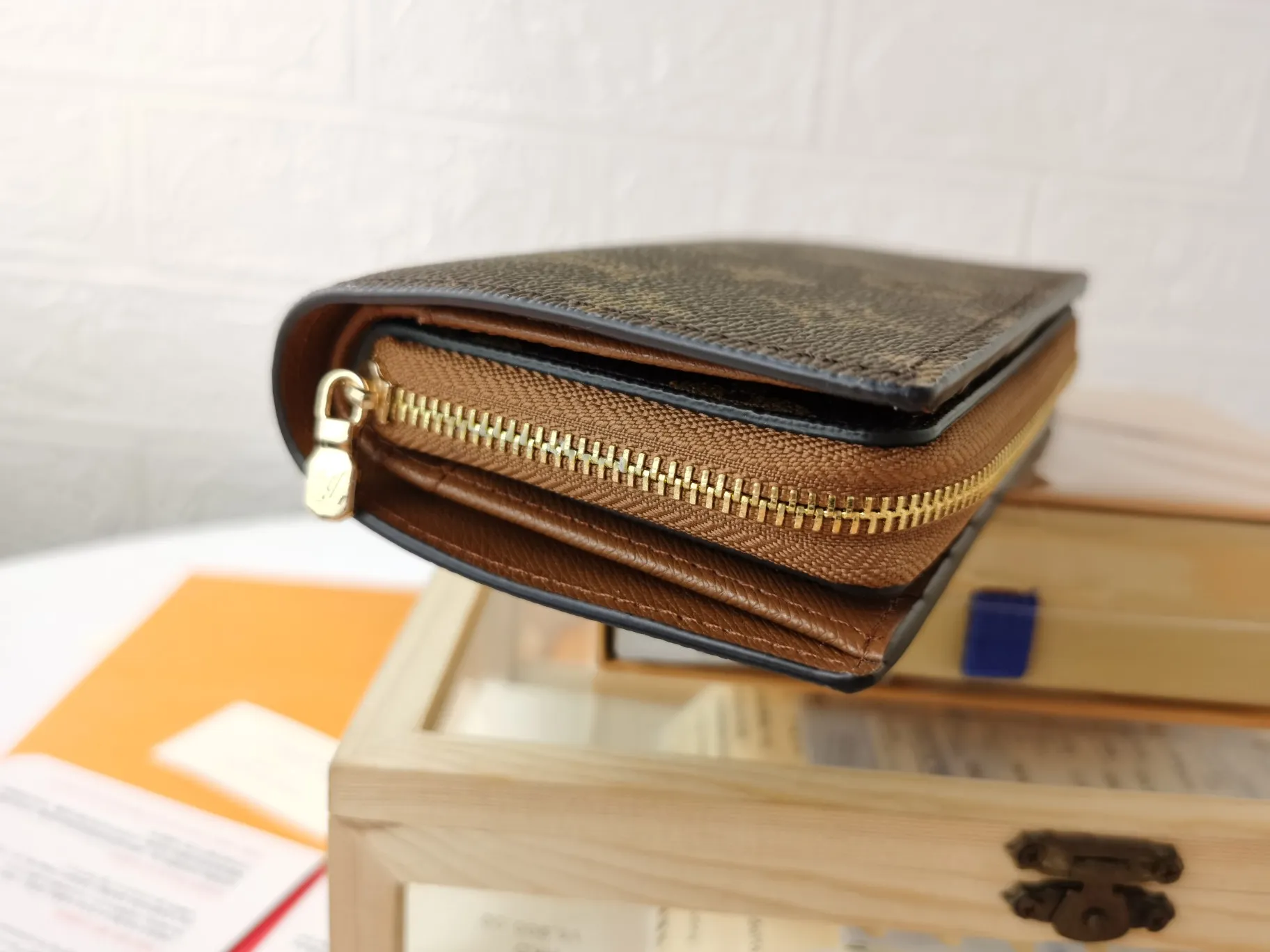 P140💰Top original version💎【Real shot with home background】M86366 is a checkered wallet that combines various styles and is made of canvas. It can carry credit cards, banknotes and money with you. The eye-catching buckle is engraved with the Louis Vuitton signature, and the gorgeous gold-toned brass rivets add sophistication. Size: 13✖9cm