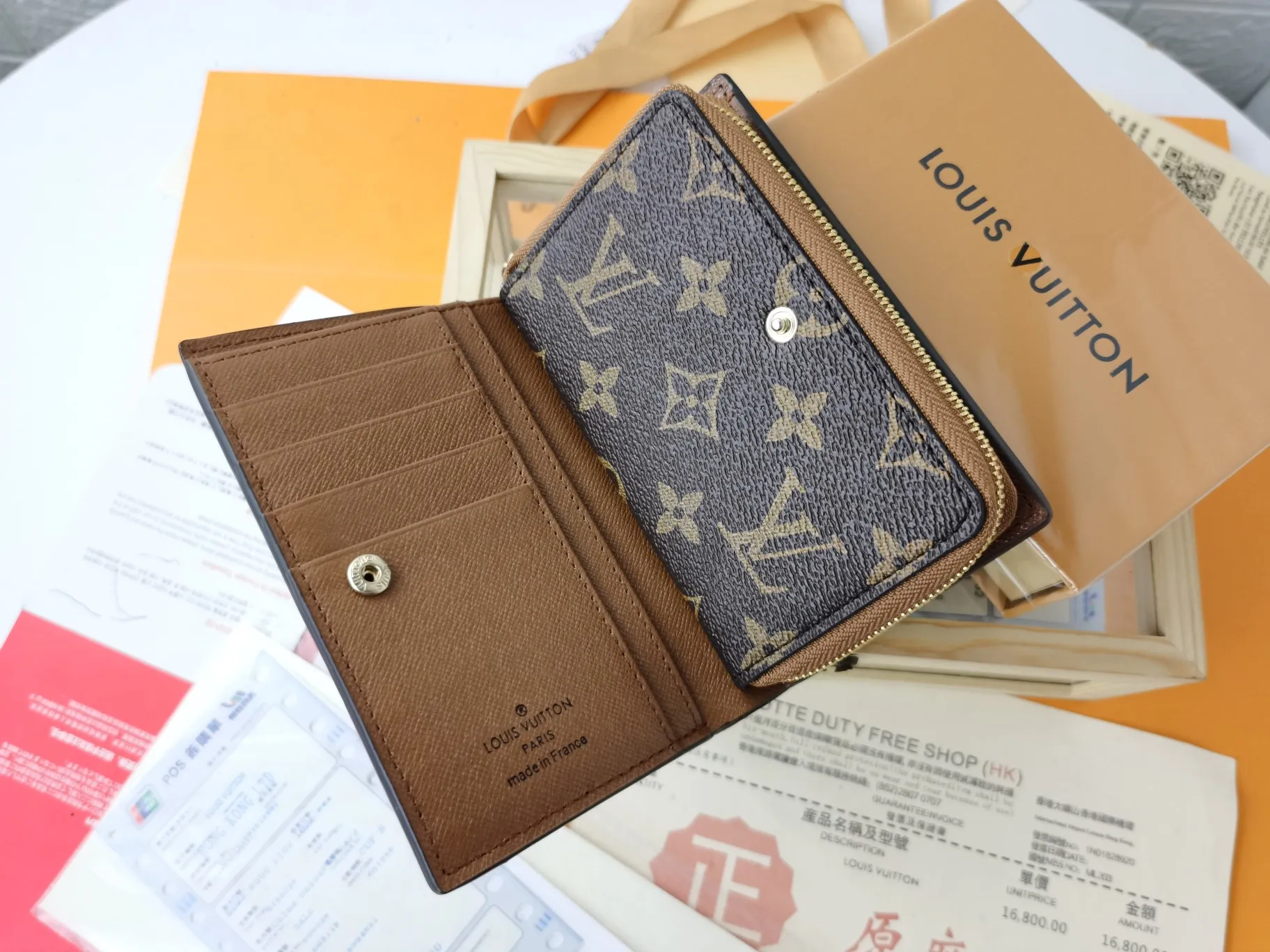 P140💰Top original version💎【Real shot with home background】M86366 is a checkered wallet that combines various styles and is made of canvas. It can carry credit cards, banknotes and money with you. The eye-catching buckle is engraved with the Louis Vuitton signature, and the gorgeous gold-toned brass rivets add sophistication. Size: 13✖9cm