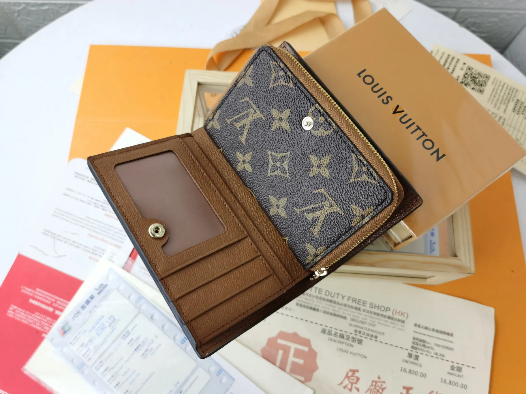 P140💰Top original version💎【Real shot with home background】M86366 is a checkered wallet that combines various styles and is made of canvas. It can carry credit cards, banknotes and money with you. The eye-catching buckle is engraved with the Louis Vuitton signature, and the gorgeous gold-toned brass rivets add sophistication. Size: 13✖9cm