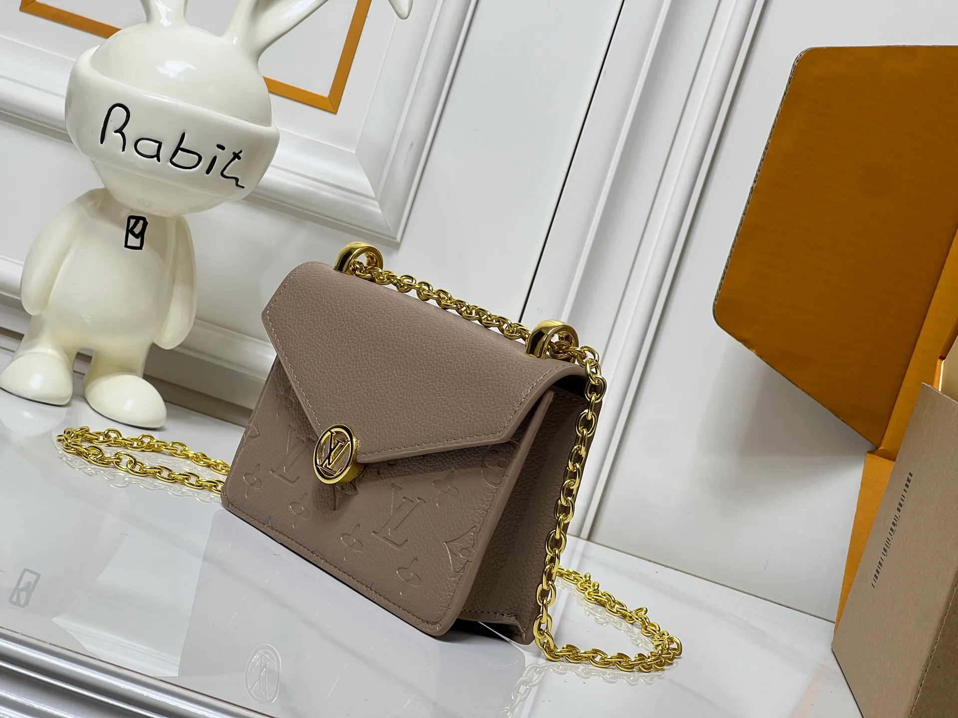 Batch 220💰M13569 black M13570 gray M25814 burgundy (chain/embossed) [Portefeuille chaîne Rosy] This Rosy chain wallet is both fashionable and practical, adding a modern spirit to the Monogram Empreinte series. It has an elegant LV circle and a V-shaped flap, two hallmarks of the house. The magnetic closure reveals a surprise Monogram flower, as well as three card slots and a flat interior pocket. The sliding chain allows you to wear it crosswise or over the shoulder.  Dimensions: 19.5 x 13.5 x 6.5 cm
