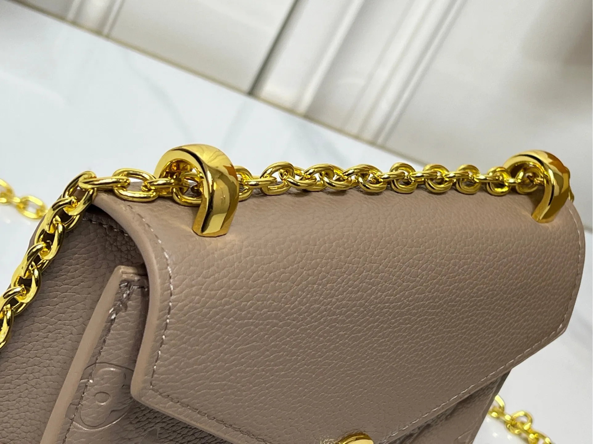 Batch 220💰M13569 black M13570 gray M25814 burgundy (chain/embossed) [Portefeuille chaîne Rosy] This Rosy chain wallet is both fashionable and practical, adding a modern spirit to the Monogram Empreinte series. It has an elegant LV circle and a V-shaped flap, two hallmarks of the house. The magnetic closure reveals a surprise Monogram flower, as well as three card slots and a flat interior pocket. The sliding chain allows you to wear it crosswise or over the shoulder.  Dimensions: 19.5 x 13.5 x 6.5 cm