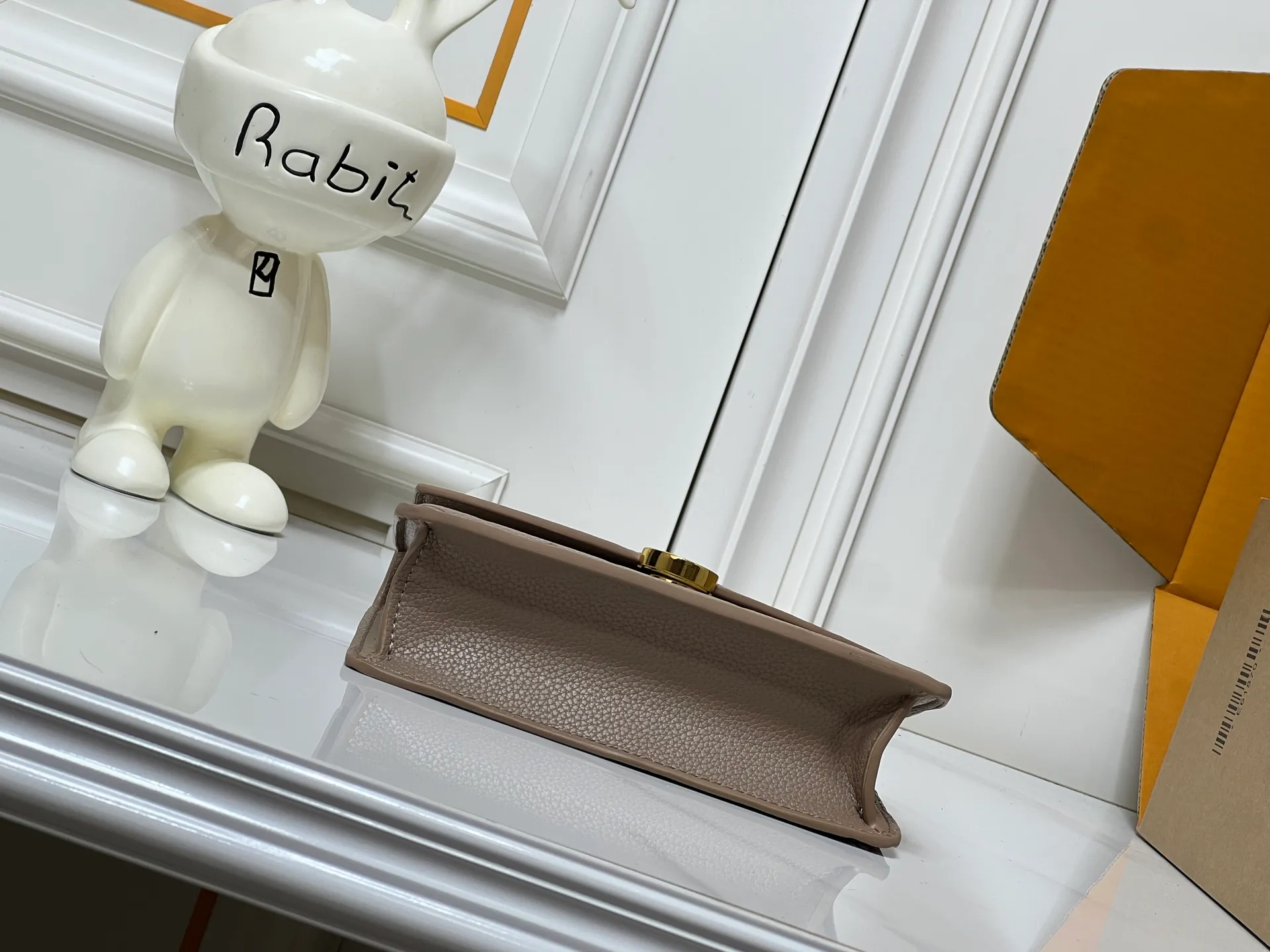 Batch 220💰M13569 black M13570 gray M25814 burgundy (chain/embossed) [Portefeuille chaîne Rosy] This Rosy chain wallet is both fashionable and practical, adding a modern spirit to the Monogram Empreinte series. It has an elegant LV circle and a V-shaped flap, two hallmarks of the house. The magnetic closure reveals a surprise Monogram flower, as well as three card slots and a flat interior pocket. The sliding chain allows you to wear it crosswise or over the shoulder.  Dimensions: 19.5 x 13.5 x 6.5 cm