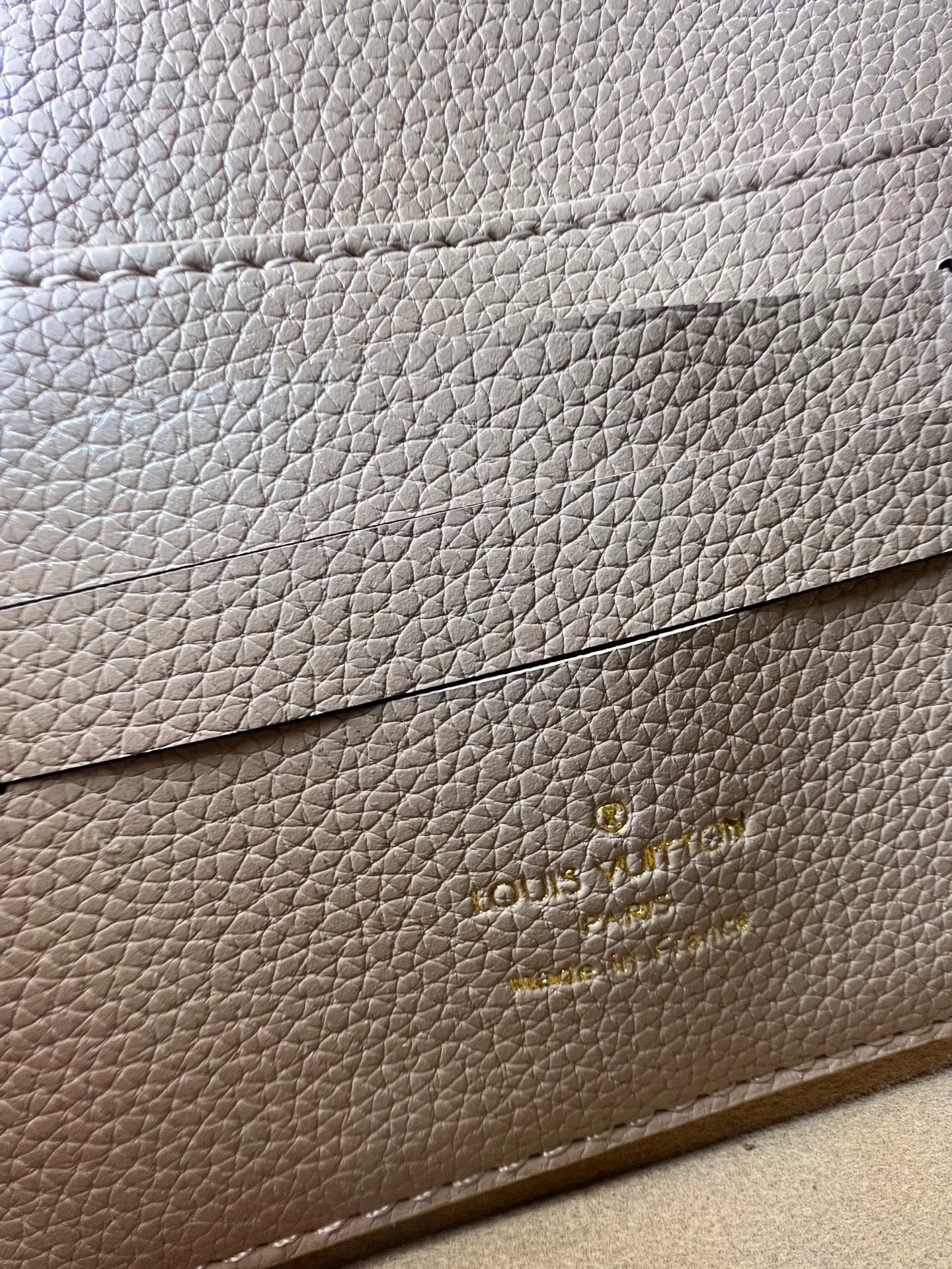 Batch 220💰M13569 black M13570 gray M25814 burgundy (chain/embossed) [Portefeuille chaîne Rosy] This Rosy chain wallet is both fashionable and practical, adding a modern spirit to the Monogram Empreinte series. It has an elegant LV circle and a V-shaped flap, two hallmarks of the house. The magnetic closure reveals a surprise Monogram flower, as well as three card slots and a flat interior pocket. The sliding chain allows you to wear it crosswise or over the shoulder.  Dimensions: 19.5 x 13.5 x 6.5 cm