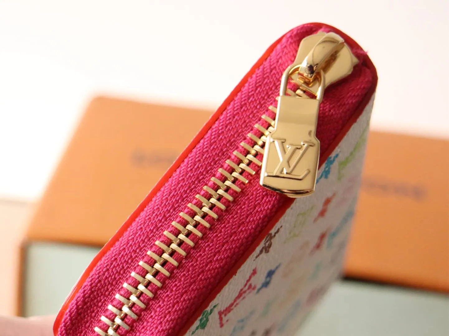 13409 Tricolor Short Zipper Style 🌟P88 LV x TM Zippy Coin Purse M13409 White Color (Tricolor - Murakami) As part of the Louis Vuitton x Murakami series reissue, the timeless Zippy coin purse is practical and playful, upgraded for this season. It's made from Monogram coated canvas in a cheerful rainbow of hues, in keeping with the Japanese artist's signature pop palette. The interior is secured with a silver zipper and is divided into multiple compartments for coins, banknotes and cards. Dimensions: 11 x 8.5 x 2 cm.