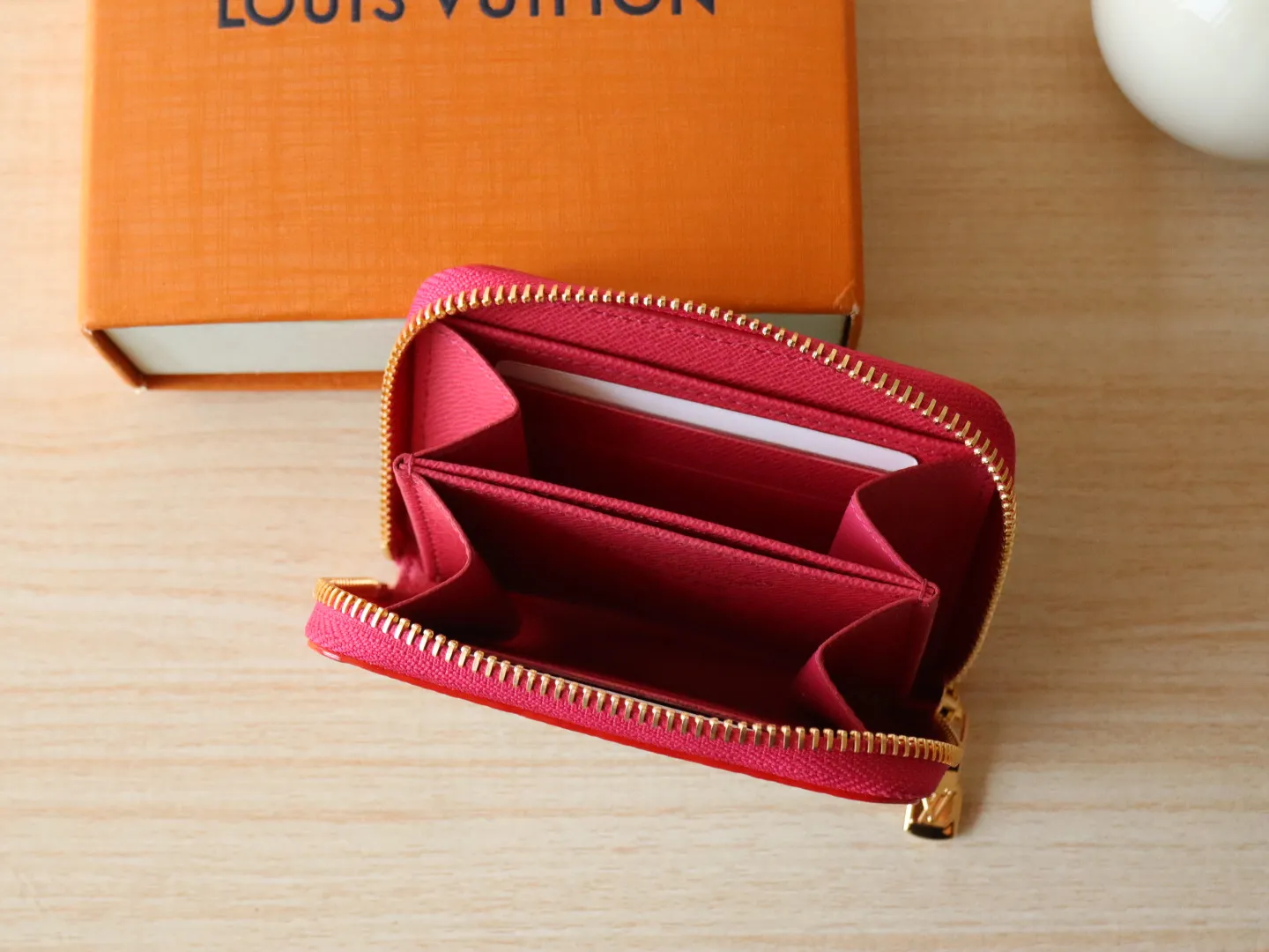13409 Tricolor Short Zipper Style 🌟P88 LV x TM Zippy Coin Purse M13409 White Color (Tricolor - Murakami) As part of the Louis Vuitton x Murakami series reissue, the timeless Zippy coin purse is practical and playful, upgraded for this season. It's made from Monogram coated canvas in a cheerful rainbow of hues, in keeping with the Japanese artist's signature pop palette. The interior is secured with a silver zipper and is divided into multiple compartments for coins, banknotes and cards. Dimensions: 11 x 8.5 x 2 cm.