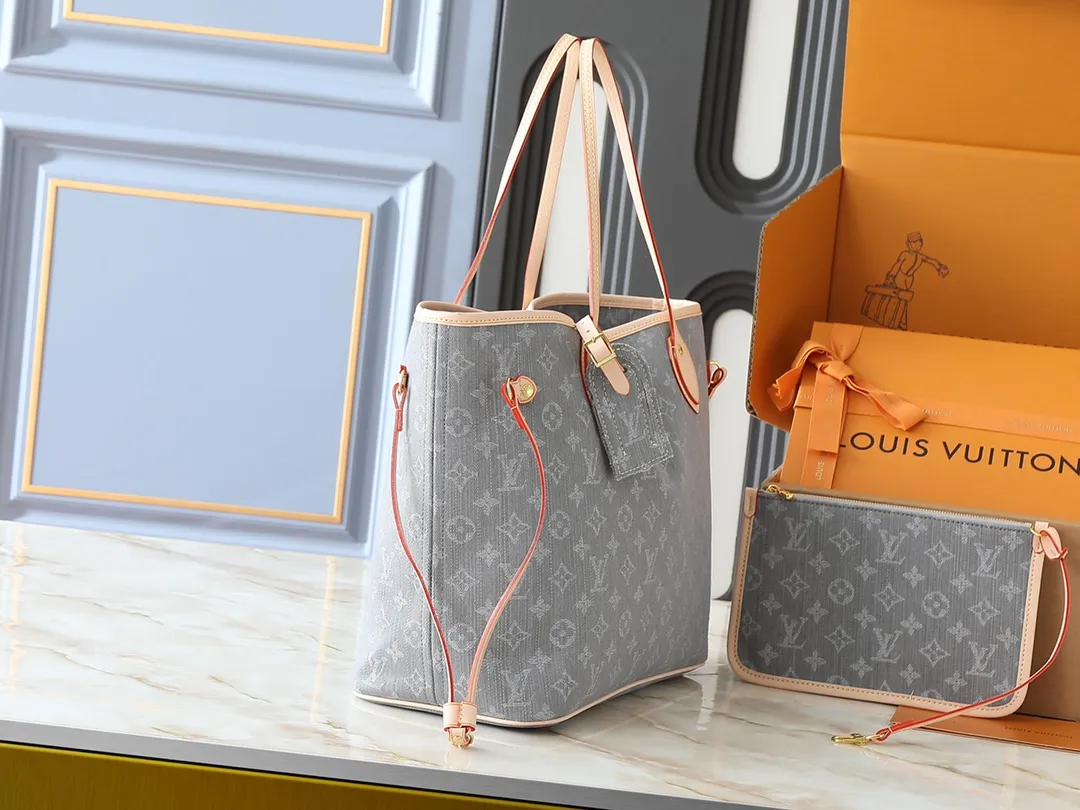 💰280💰Upgraded from the original M13192 M40995, this medium-sized Neverfull handbag is made of Monogram denim embellished with cow leather trim. The adjustable straps on the side can flexibly tighten the silhouette, making it a classic choice for urban travel. Plenty of space can easily store a 13-inch laptop, and multiple pockets such as a detachable zipper bag complete the functionality. Dimensions: 31.0 x 28.0 x 14.0 cm (length x height x width)