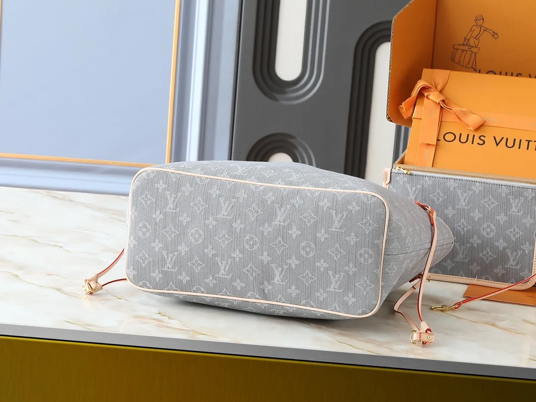 💰280💰Upgraded from the original M13192 M40995, this medium-sized Neverfull handbag is made of Monogram denim embellished with cow leather trim. The adjustable straps on the side can flexibly tighten the silhouette, making it a classic choice for urban travel. Plenty of space can easily store a 13-inch laptop, and multiple pockets such as a detachable zipper bag complete the functionality. Dimensions: 31.0 x 28.0 x 14.0 cm (length x height x width)