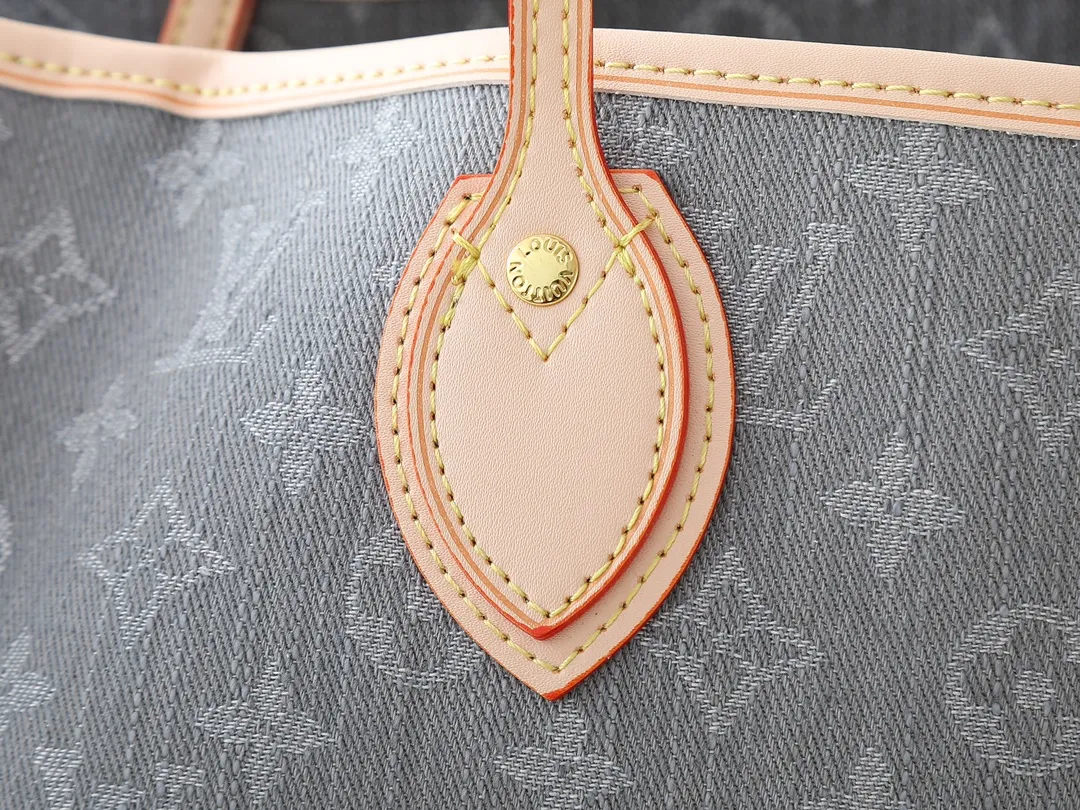 💰280💰Upgraded from the original M13192 M40995, this medium-sized Neverfull handbag is made of Monogram denim embellished with cow leather trim. The adjustable straps on the side can flexibly tighten the silhouette, making it a classic choice for urban travel. Plenty of space can easily store a 13-inch laptop, and multiple pockets such as a detachable zipper bag complete the functionality. Dimensions: 31.0 x 28.0 x 14.0 cm (length x height x width)