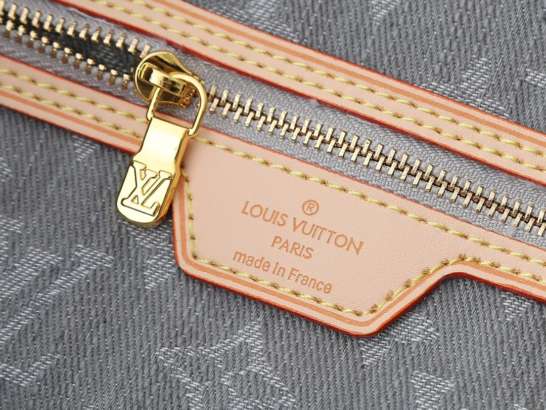 💰280💰Upgraded from the original M13192 M40995, this medium-sized Neverfull handbag is made of Monogram denim embellished with cow leather trim. The adjustable straps on the side can flexibly tighten the silhouette, making it a classic choice for urban travel. Plenty of space can easily store a 13-inch laptop, and multiple pockets such as a detachable zipper bag complete the functionality. Dimensions: 31.0 x 28.0 x 14.0 cm (length x height x width)