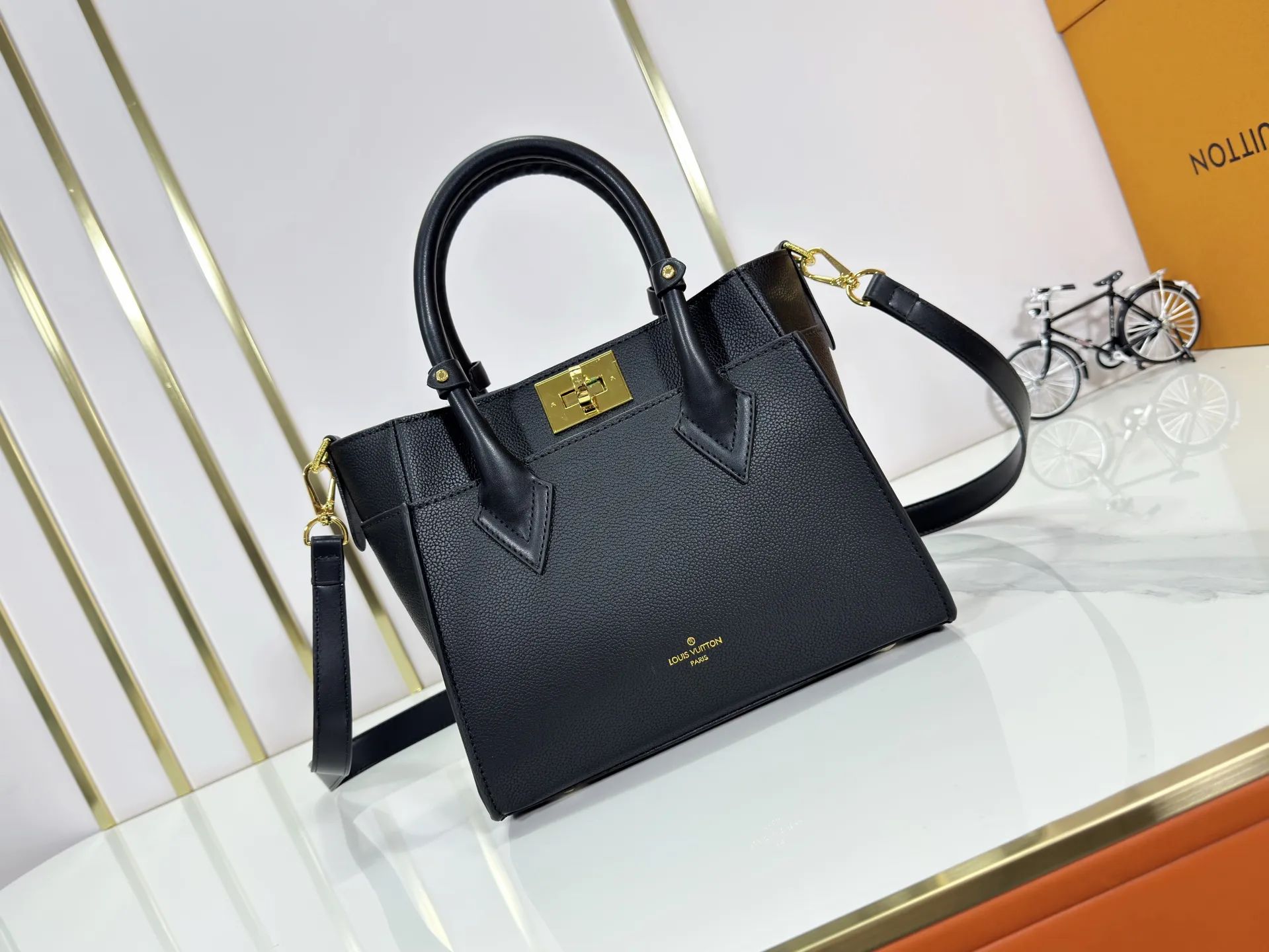 P320 upgrades the original M57728 M57729 M53824 M53826 On My Side handbag, showing the elegant fusion of calfskin and classic Monogram canvas. Contrasting canvas shapes the large outer pocket, creating a trompe l'oeil effect as if two handbags merge into one. Plenty of space can easily accommodate office needs, and the adjustable shoulder strap allows for a cross-body style. Dimensions: 25,0
