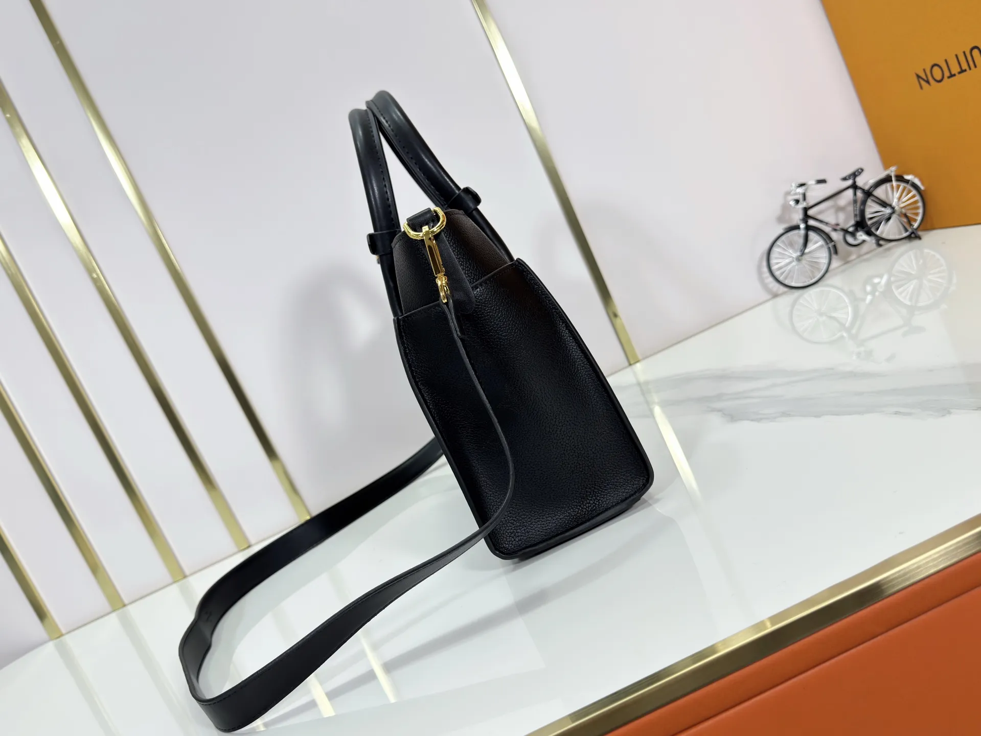 P320 upgrades the original M57728 M57729 M53824 M53826 On My Side handbag, showing the elegant fusion of calfskin and classic Monogram canvas. Contrasting canvas shapes the large outer pocket, creating a trompe l'oeil effect as if two handbags merge into one. Plenty of space can easily accommodate office needs, and the adjustable shoulder strap allows for a cross-body style. Dimensions: 25,0