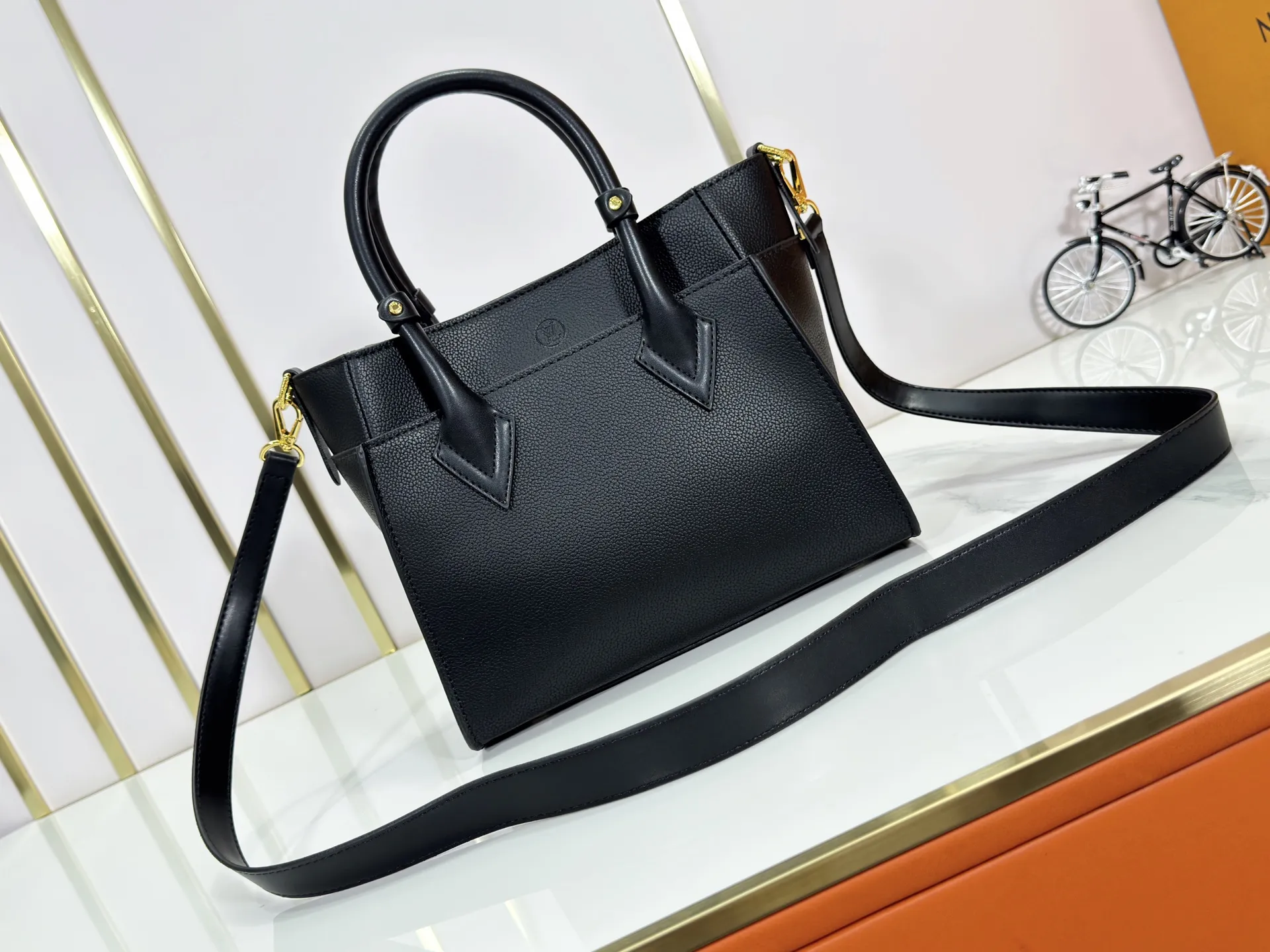 P320 upgrades the original M57728 M57729 M53824 M53826 On My Side handbag, showing the elegant fusion of calfskin and classic Monogram canvas. Contrasting canvas shapes the large outer pocket, creating a trompe l'oeil effect as if two handbags merge into one. Plenty of space can easily accommodate office needs, and the adjustable shoulder strap allows for a cross-body style. Dimensions: 25,0