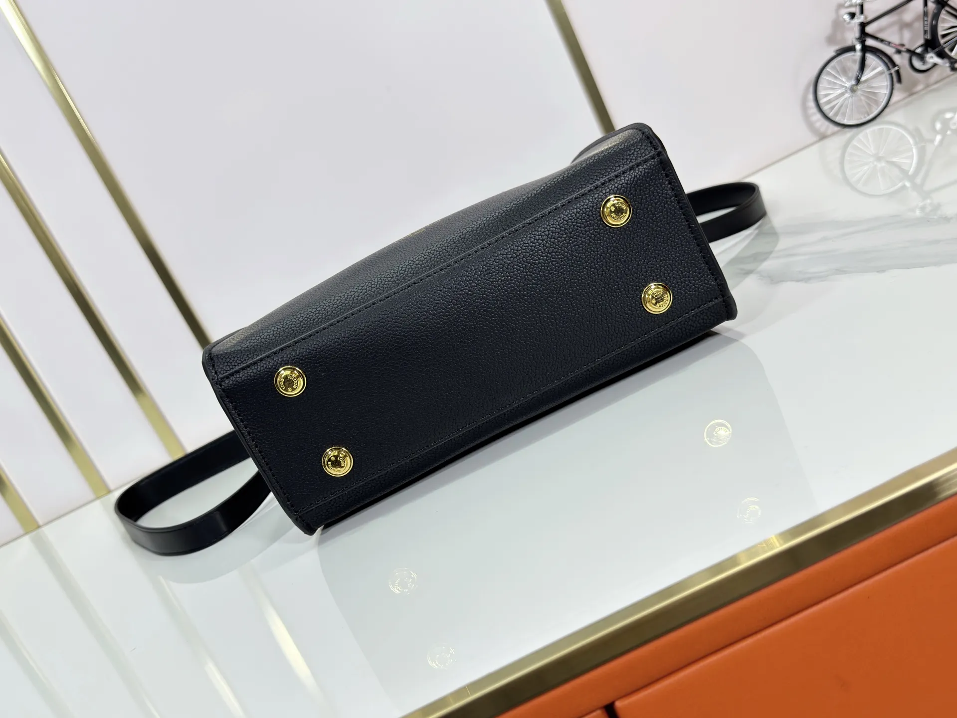 P320 upgrades the original M57728 M57729 M53824 M53826 On My Side handbag, showing the elegant fusion of calfskin and classic Monogram canvas. Contrasting canvas shapes the large outer pocket, creating a trompe l'oeil effect as if two handbags merge into one. Plenty of space can easily accommodate office needs, and the adjustable shoulder strap allows for a cross-body style. Dimensions: 25,0