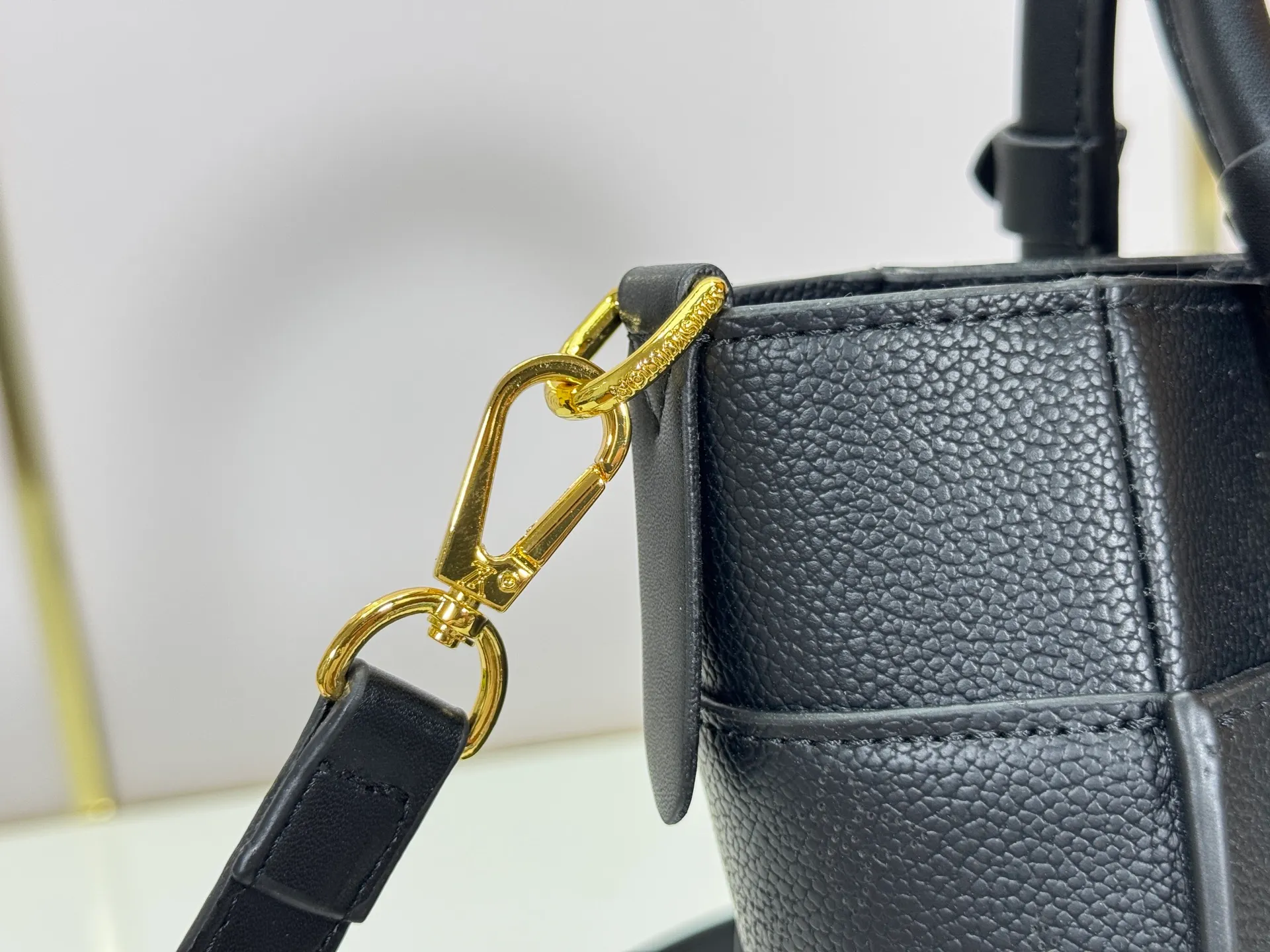 P320 upgrades the original M57728 M57729 M53824 M53826 On My Side handbag, showing the elegant fusion of calfskin and classic Monogram canvas. Contrasting canvas shapes the large outer pocket, creating a trompe l'oeil effect as if two handbags merge into one. Plenty of space can easily accommodate office needs, and the adjustable shoulder strap allows for a cross-body style. Dimensions: 25,0