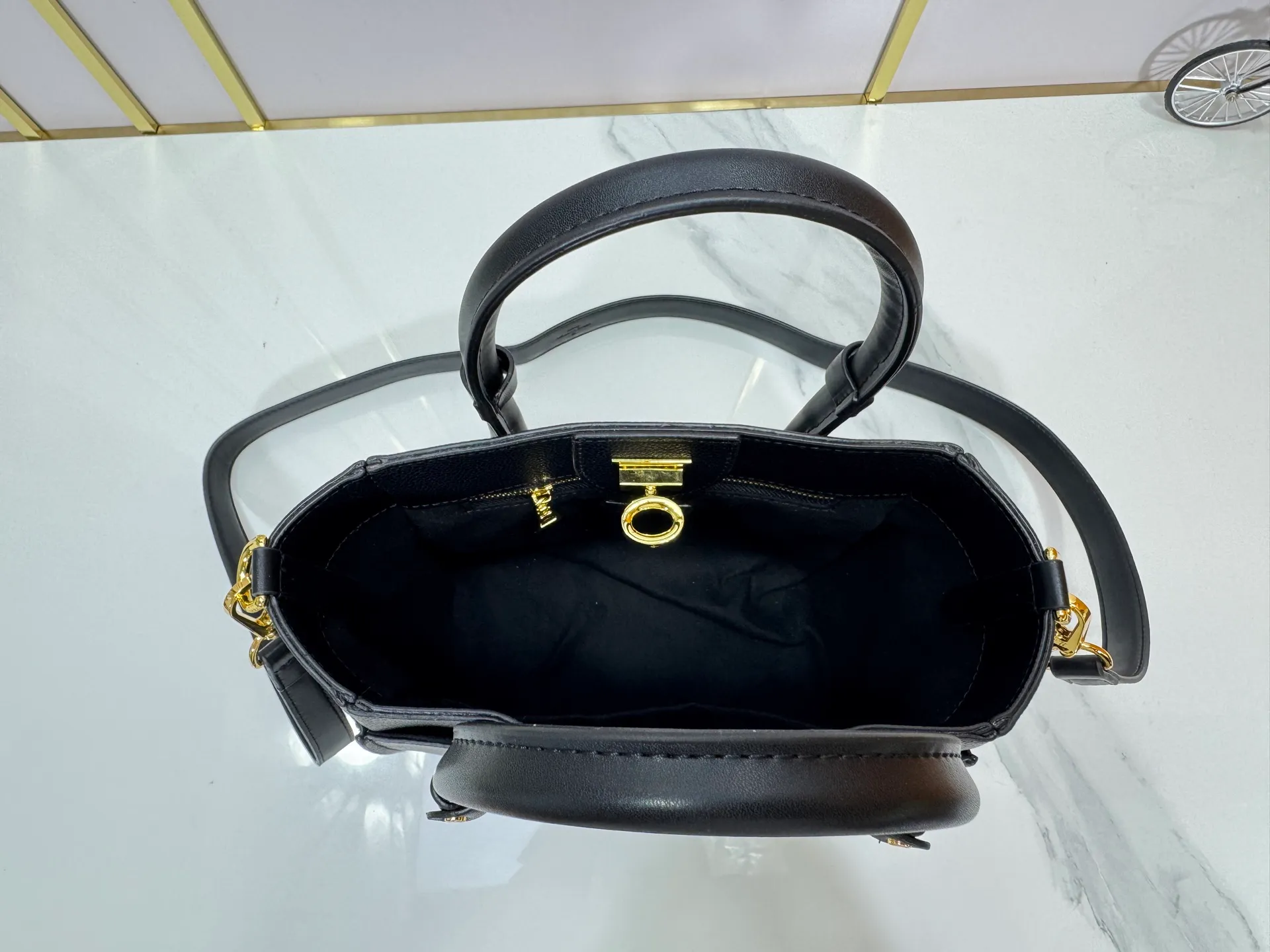 P320 upgrades the original M57728 M57729 M53824 M53826 On My Side handbag, showing the elegant fusion of calfskin and classic Monogram canvas. Contrasting canvas shapes the large outer pocket, creating a trompe l'oeil effect as if two handbags merge into one. Plenty of space can easily accommodate office needs, and the adjustable shoulder strap allows for a cross-body style. Dimensions: 25,0
