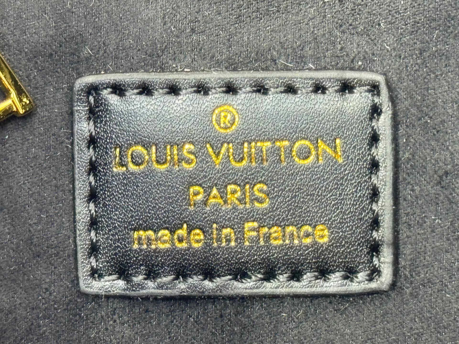 P320 upgrades the original M57728 M57729 M53824 M53826 On My Side handbag, showing the elegant fusion of calfskin and classic Monogram canvas. Contrasting canvas shapes the large outer pocket, creating a trompe l'oeil effect as if two handbags merge into one. Plenty of space can easily accommodate office needs, and the adjustable shoulder strap allows for a cross-body style. Dimensions: 25,0