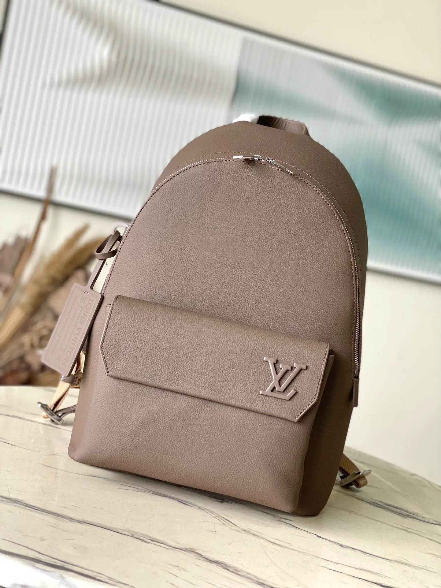 💰1100 (top layer leather) top original order M11625 Brown Aerogram Backpack The new Aerogram backpack is an innovative and trendy choice with elegant temperament. Fine calfskin, as soft as old aviation letterhead, is embellished with a matte metal LV logo. The main compartment and flap front pocket provide plenty of space for weekend trips or wandering around the city. Dimensions: 43.0 x 30.0 x 14.0