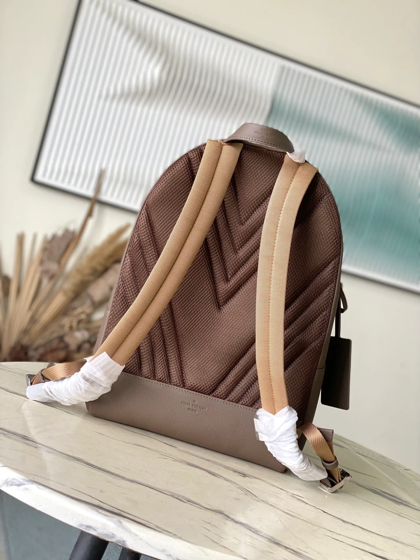 💰1100 (top layer leather) top original order M11625 Brown Aerogram Backpack The new Aerogram backpack is an innovative and trendy choice with elegant temperament. Fine calfskin, as soft as old aviation letterhead, is embellished with a matte metal LV logo. The main compartment and flap front pocket provide plenty of space for weekend trips or wandering around the city. Dimensions: 43.0 x 30.0 x 14.0