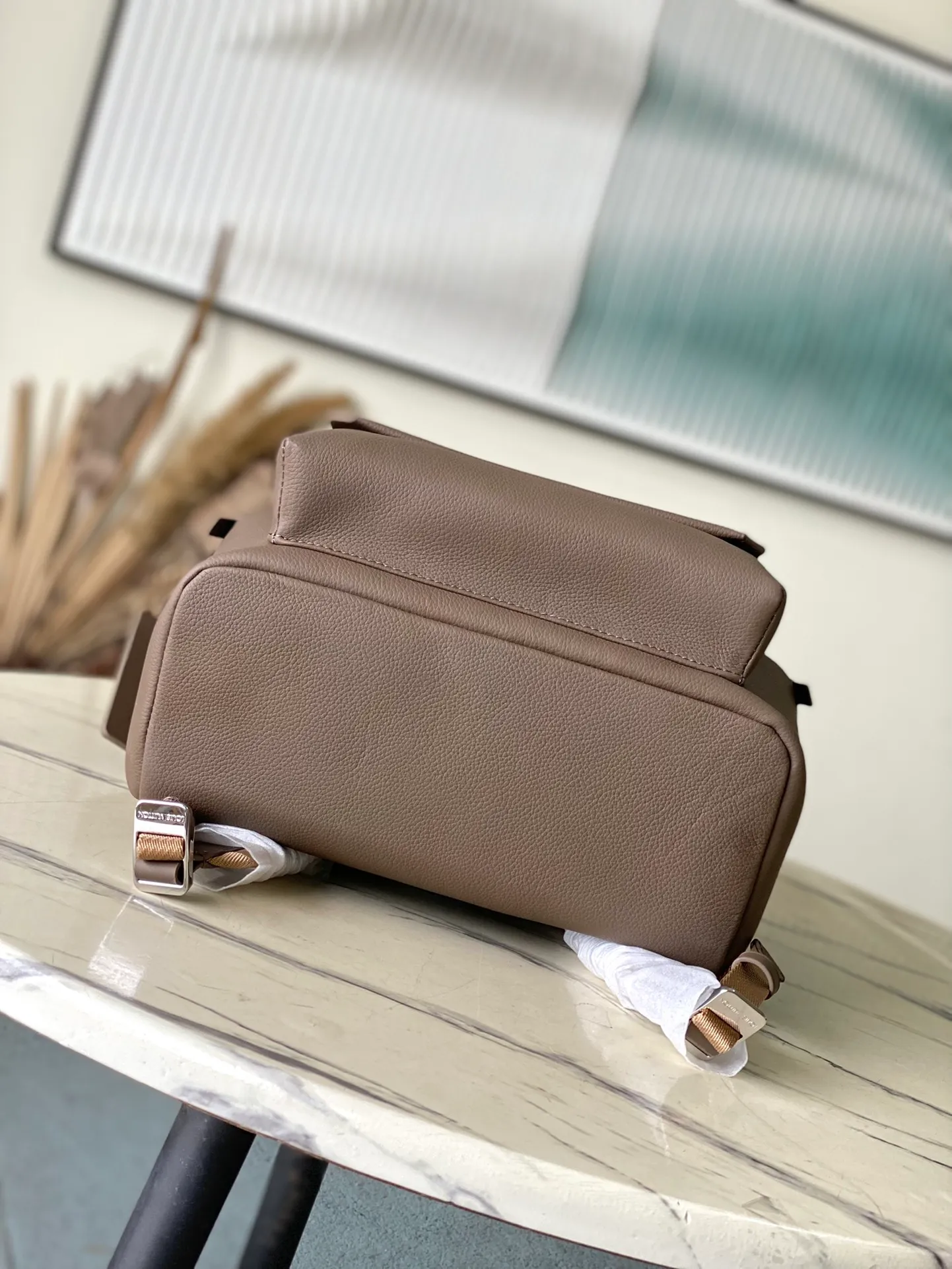 💰1100 (top layer leather) top original order M11625 Brown Aerogram Backpack The new Aerogram backpack is an innovative and trendy choice with elegant temperament. Fine calfskin, as soft as old aviation letterhead, is embellished with a matte metal LV logo. The main compartment and flap front pocket provide plenty of space for weekend trips or wandering around the city. Dimensions: 43.0 x 30.0 x 14.0