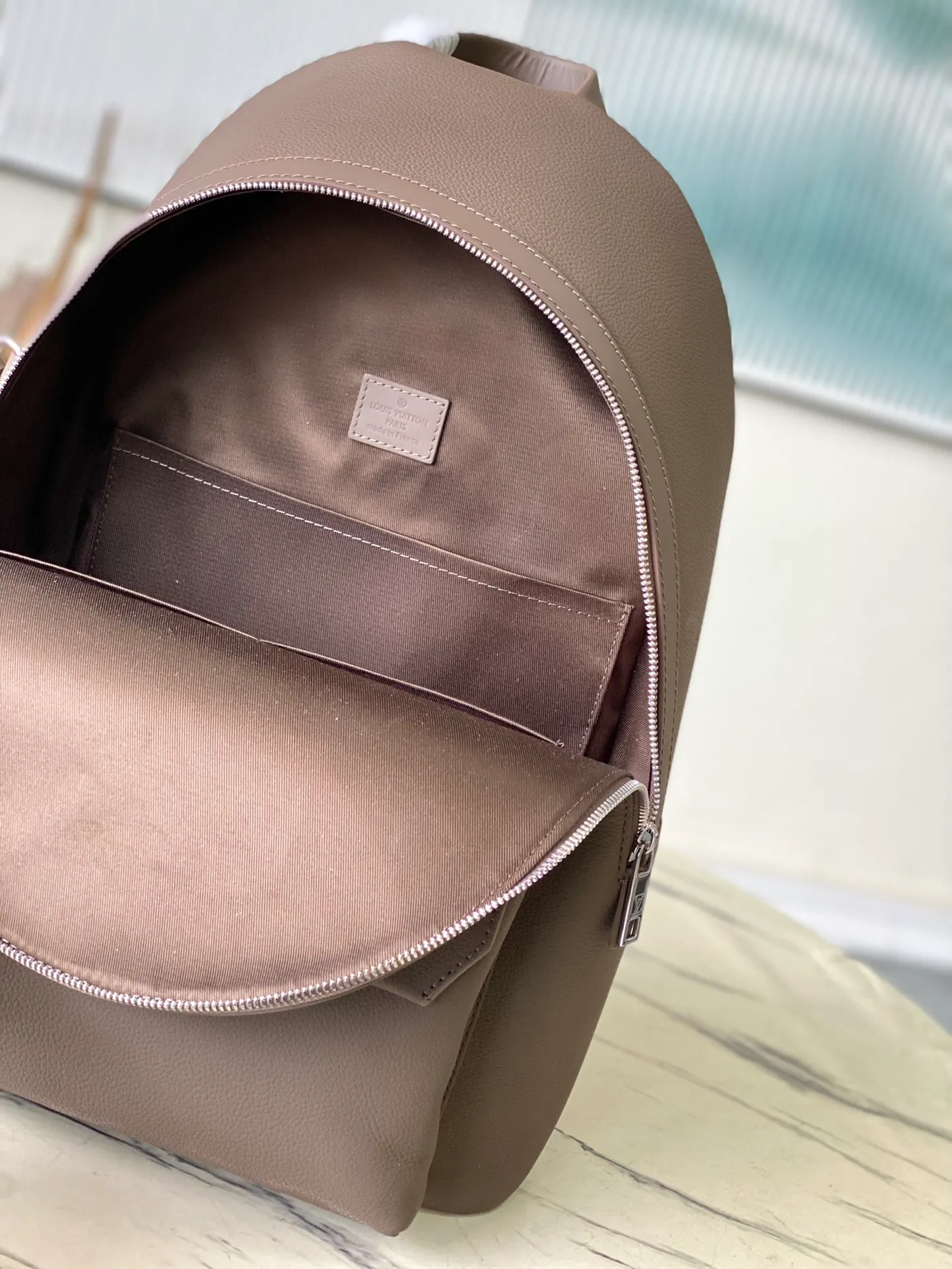 💰1100 (top layer leather) top original order M11625 Brown Aerogram Backpack The new Aerogram backpack is an innovative and trendy choice with elegant temperament. Fine calfskin, as soft as old aviation letterhead, is embellished with a matte metal LV logo. The main compartment and flap front pocket provide plenty of space for weekend trips or wandering around the city. Dimensions: 43.0 x 30.0 x 14.0