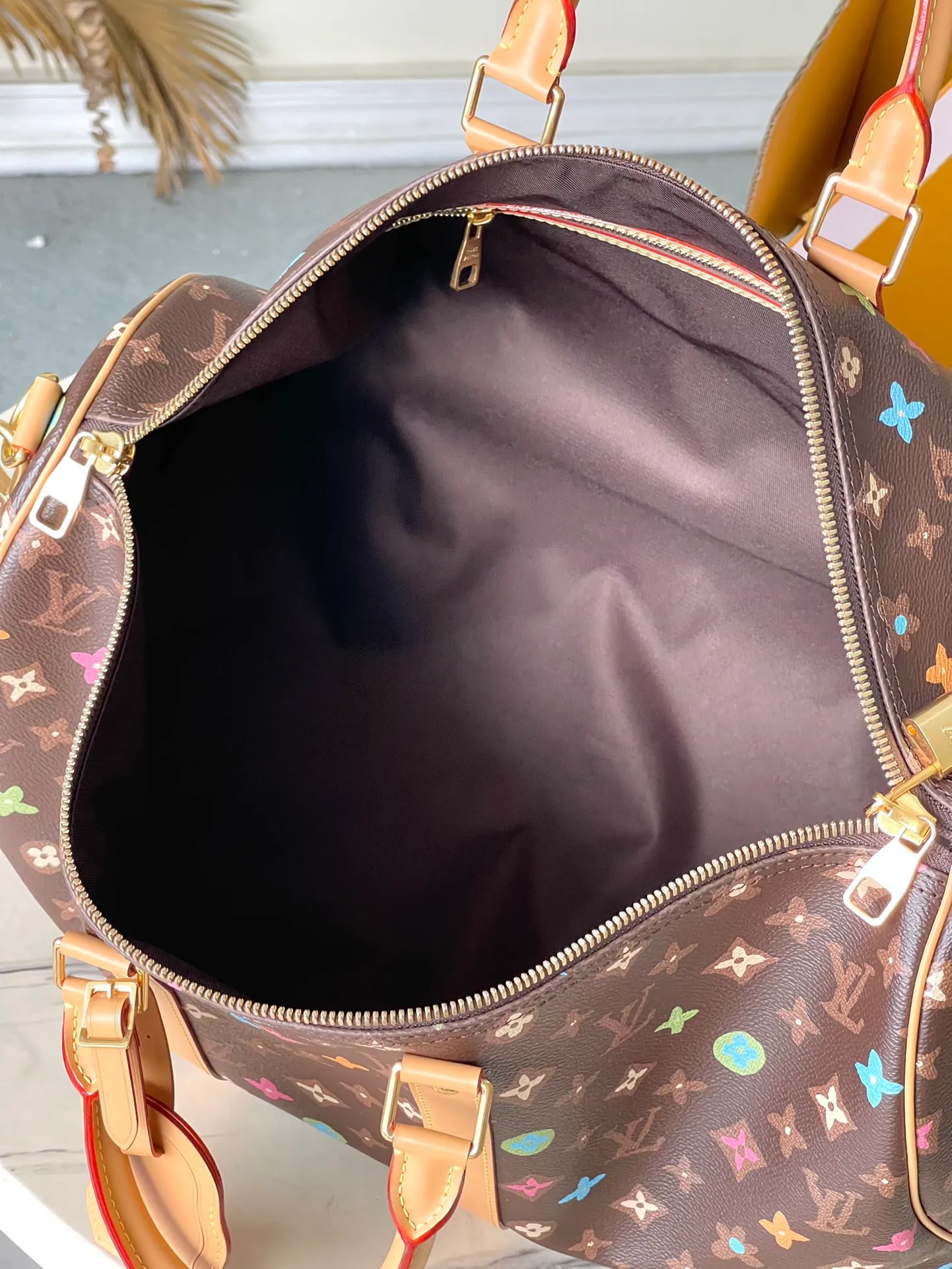 💰1200 Top original order M25234 supports counter inspection. The photo taken of duty-free goods is consistent with the product and has not been unpacked. This product is an exclusive duty-free product in the market and is the highest-end product. Inspection is supported. This product has passed strict inspection and is flawless. Please wear gloves when touching the product. This product is not returnable or exchangeable. Please confirm the product first and then remove the label on the handle. This product is temporarily not open to the public, only regular customers, and is in short supply. Dimensions: 45 x 27 x 20 cm
