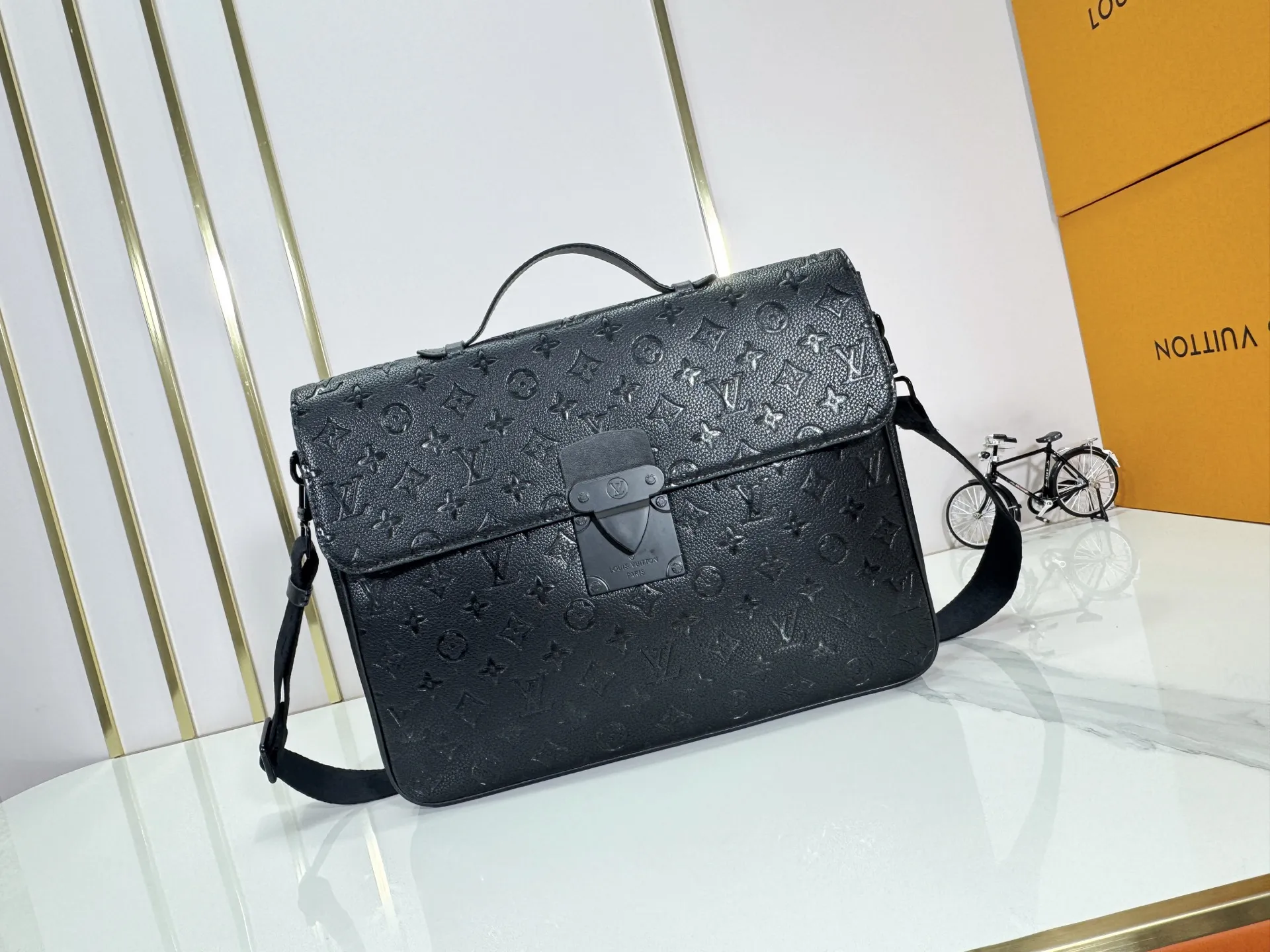 P260 upgraded original [M20835 embossed. black flower. presbyopia] S-Lock briefcase is made of Taurillon Monogram cow leather with a restrained configuration, providing a safe choice for contemporary business people based on traditional design. The magnetic clasp is derived from Louis Vuitton's classic trunk lock and comes with an adjustable shoulder strap. Dimensions: 39 x 30 x 8cm