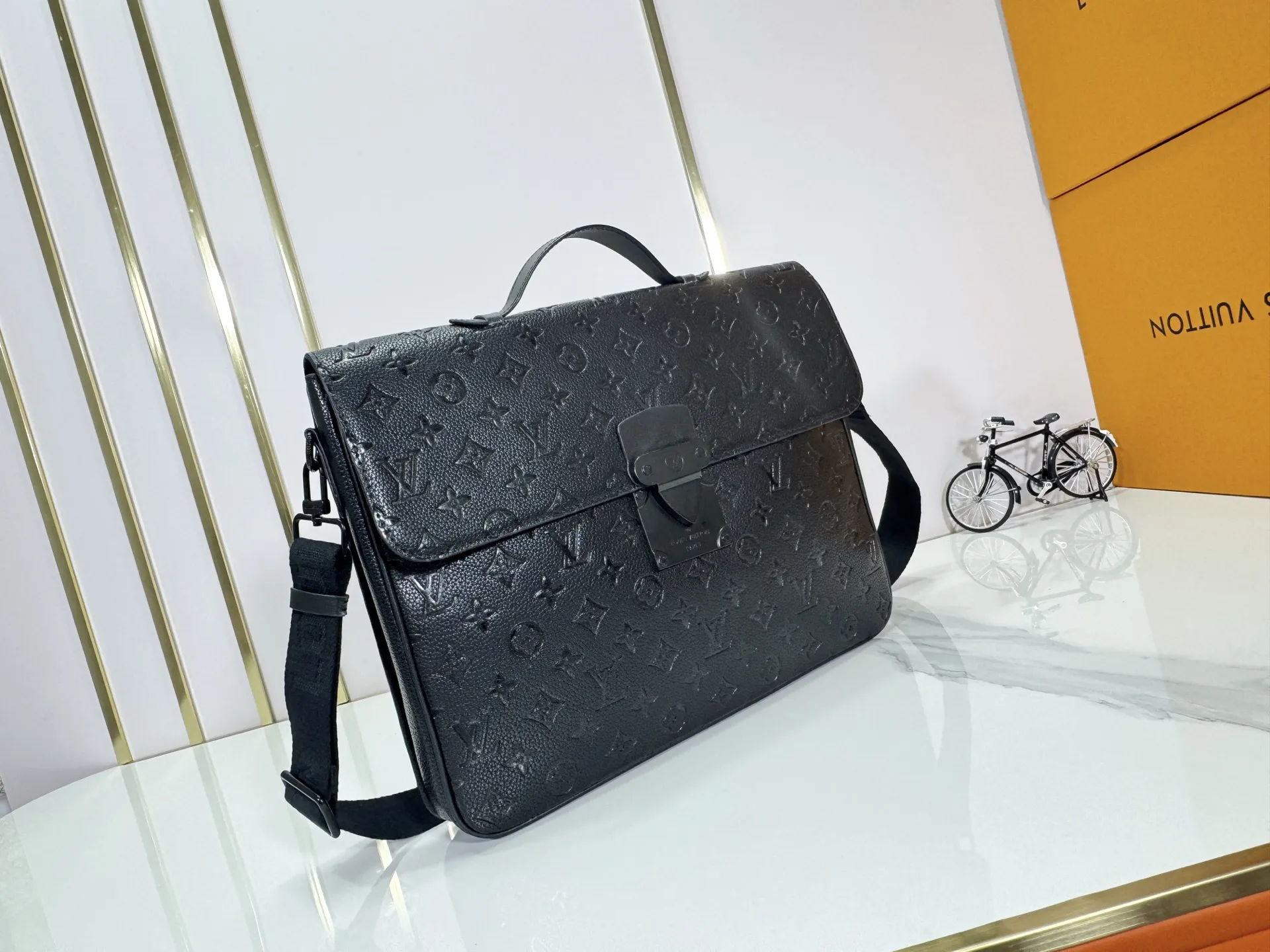 P260 upgraded original [M20835 embossed. black flower. presbyopia] S-Lock briefcase is made of Taurillon Monogram cow leather with a restrained configuration, providing a safe choice for contemporary business people based on traditional design. The magnetic clasp is derived from Louis Vuitton's classic trunk lock and comes with an adjustable shoulder strap. Dimensions: 39 x 30 x 8cm