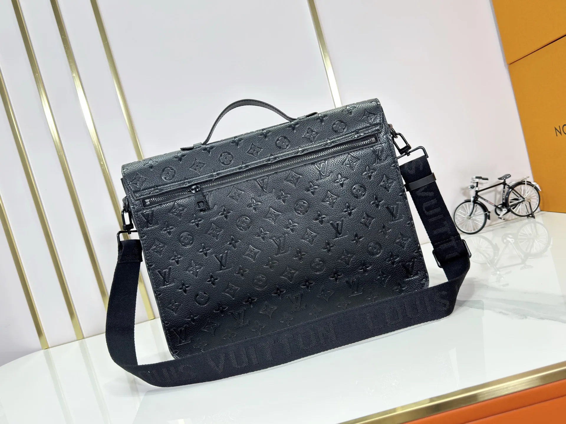 P260 upgraded original [M20835 embossed. black flower. presbyopia] S-Lock briefcase is made of Taurillon Monogram cow leather with a restrained configuration, providing a safe choice for contemporary business people based on traditional design. The magnetic clasp is derived from Louis Vuitton's classic trunk lock and comes with an adjustable shoulder strap. Dimensions: 39 x 30 x 8cm