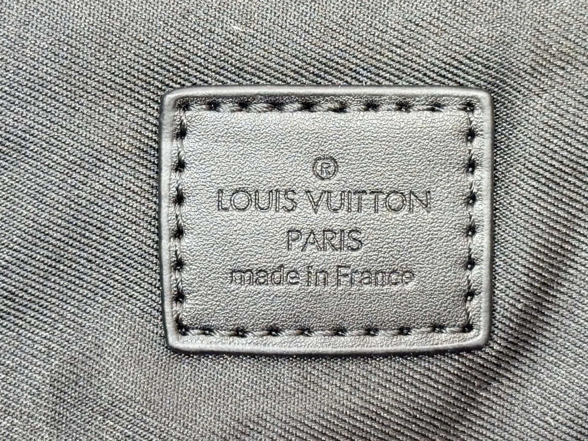 P260 upgraded original [M20835 embossed. black flower. presbyopia] S-Lock briefcase is made of Taurillon Monogram cow leather with a restrained configuration, providing a safe choice for contemporary business people based on traditional design. The magnetic clasp is derived from Louis Vuitton's classic trunk lock and comes with an adjustable shoulder strap. Dimensions: 39 x 30 x 8cm
