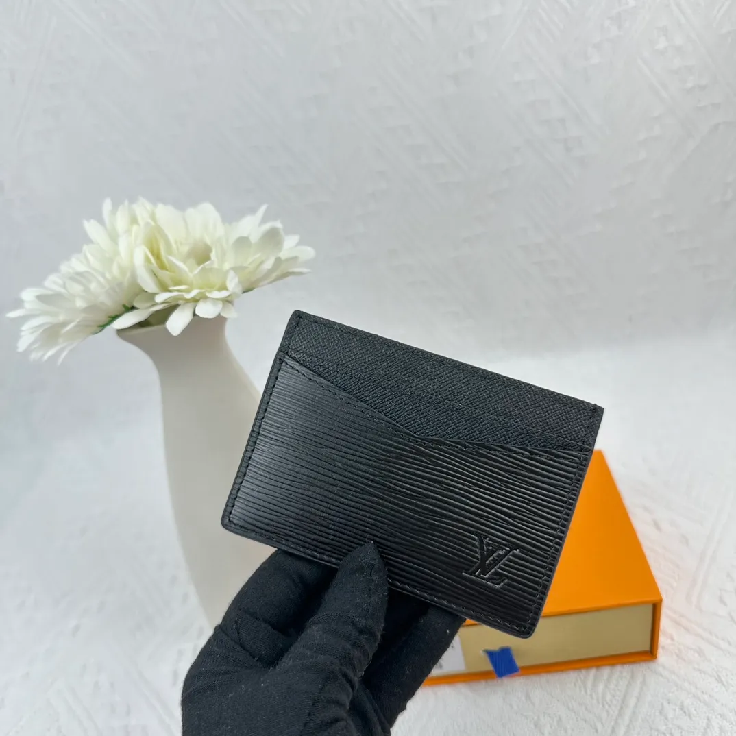P66 M60166 Card Holder Neo card holder made of Monogram Macassar canvas is the first choice for carrying important cards. Black leather trim makes the classic Louis Vuitton pattern even more eye-catching. Size: 7.5*12