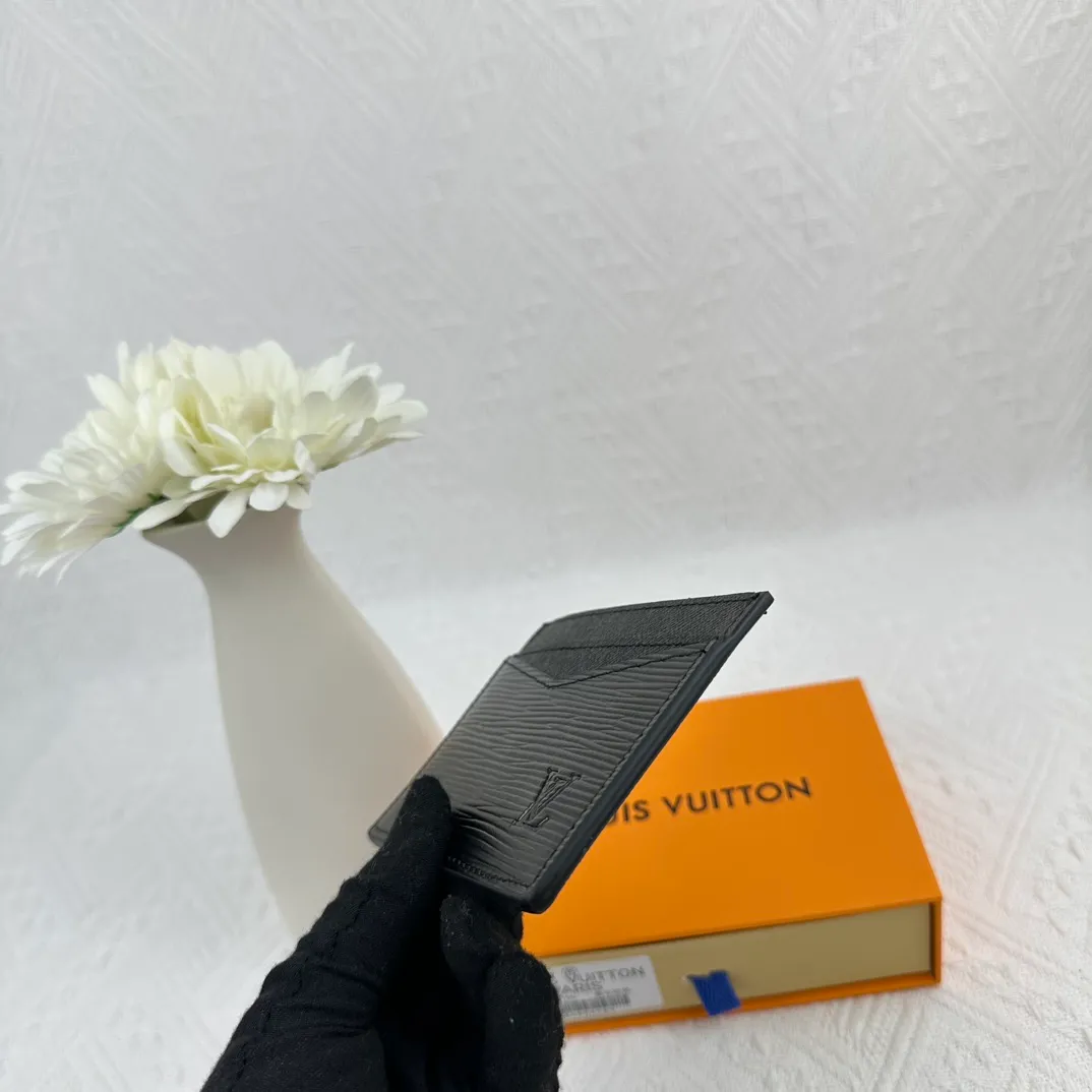 P66 M60166 Card Holder Neo card holder made of Monogram Macassar canvas is the first choice for carrying important cards. Black leather trim makes the classic Louis Vuitton pattern even more eye-catching. Size: 7.5*12