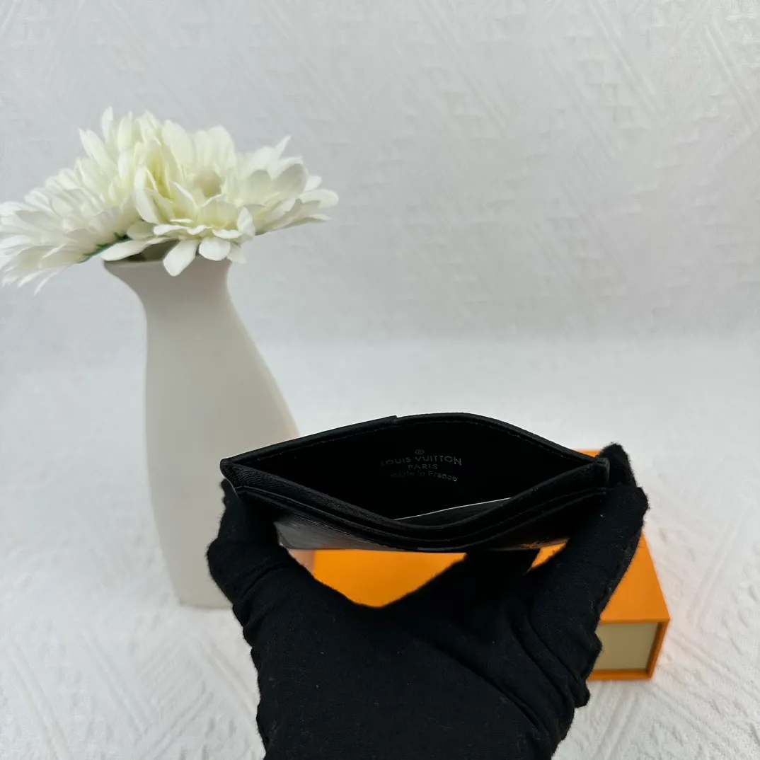 P66 M60166 Card Holder Neo card holder made of Monogram Macassar canvas is the first choice for carrying important cards. Black leather trim makes the classic Louis Vuitton pattern even more eye-catching. Size: 7.5*12