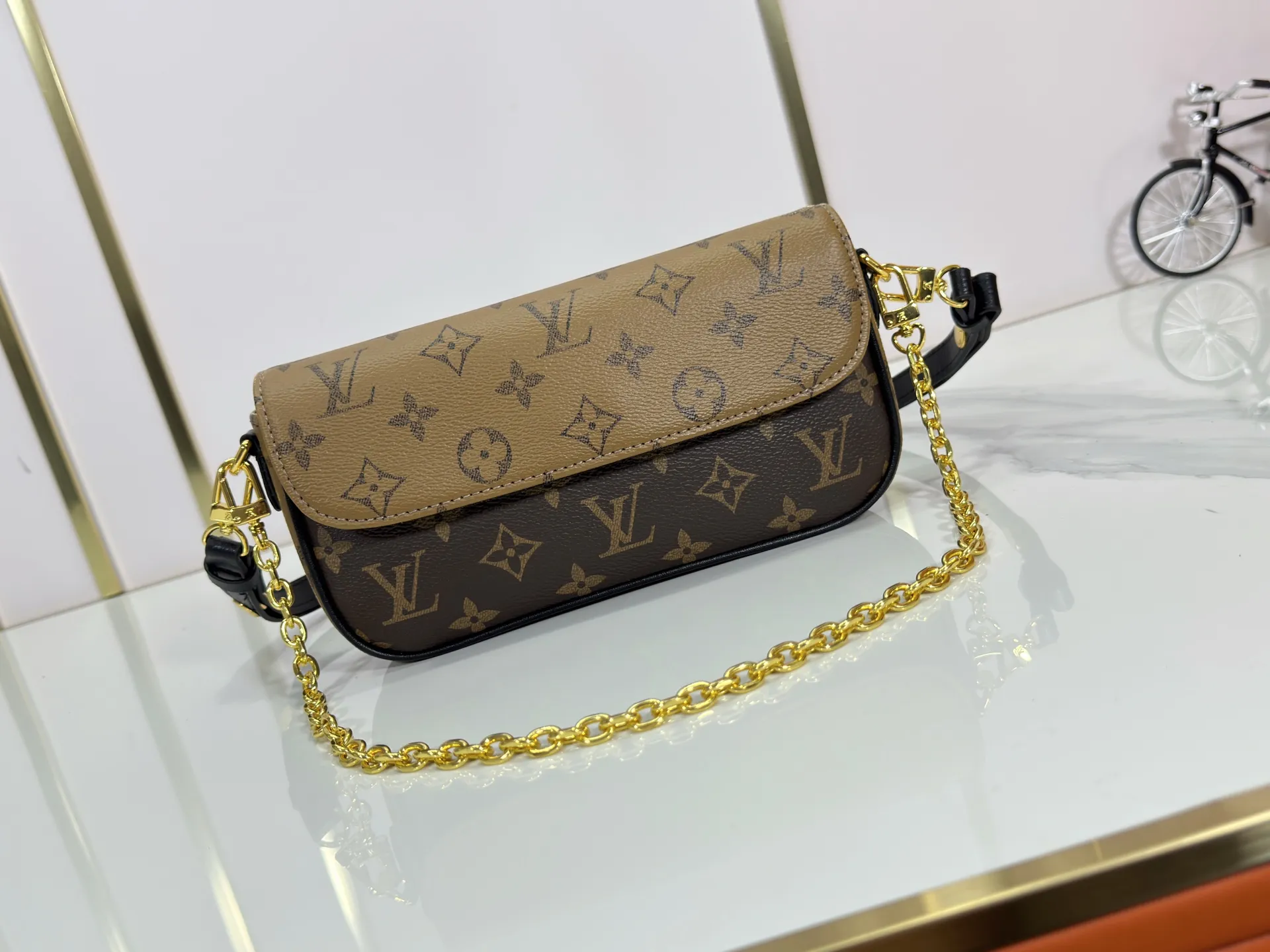 P180 Upgraded original M26587 M82211 M82210 M14225 M81911 This Wallet on Chain Ivy handbag is embossed with a large Monogram pattern on the surface of Monogram Empreinte grain leather, making it a trendy choice for daily travel and evening occasions. Cleverly using a short chain and a detachable and adjustable leather shoulder strap, it can be worn handheld, on the shoulder, or as a crossbody. Dimensions: 23.5 x 12.0 x 4.3 cm (length x height x width)