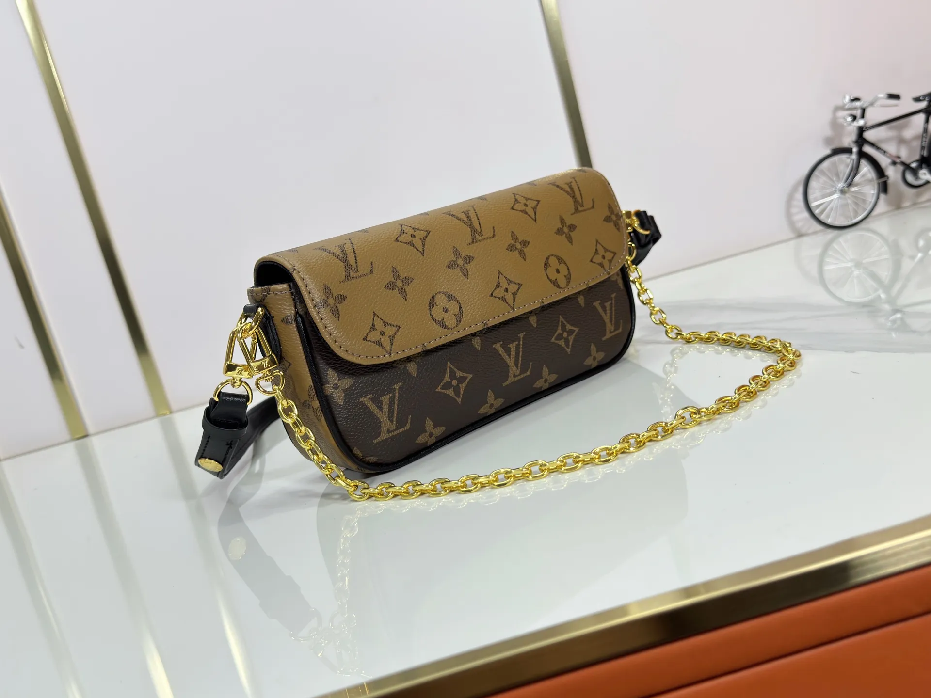 P180 Upgraded original M26587 M82211 M82210 M14225 M81911 This Wallet on Chain Ivy handbag is embossed with a large Monogram pattern on the surface of Monogram Empreinte grain leather, making it a trendy choice for daily travel and evening occasions. Cleverly using a short chain and a detachable and adjustable leather shoulder strap, it can be worn handheld, on the shoulder, or as a crossbody. Dimensions: 23.5 x 12.0 x 4.3 cm (length x height x width)
