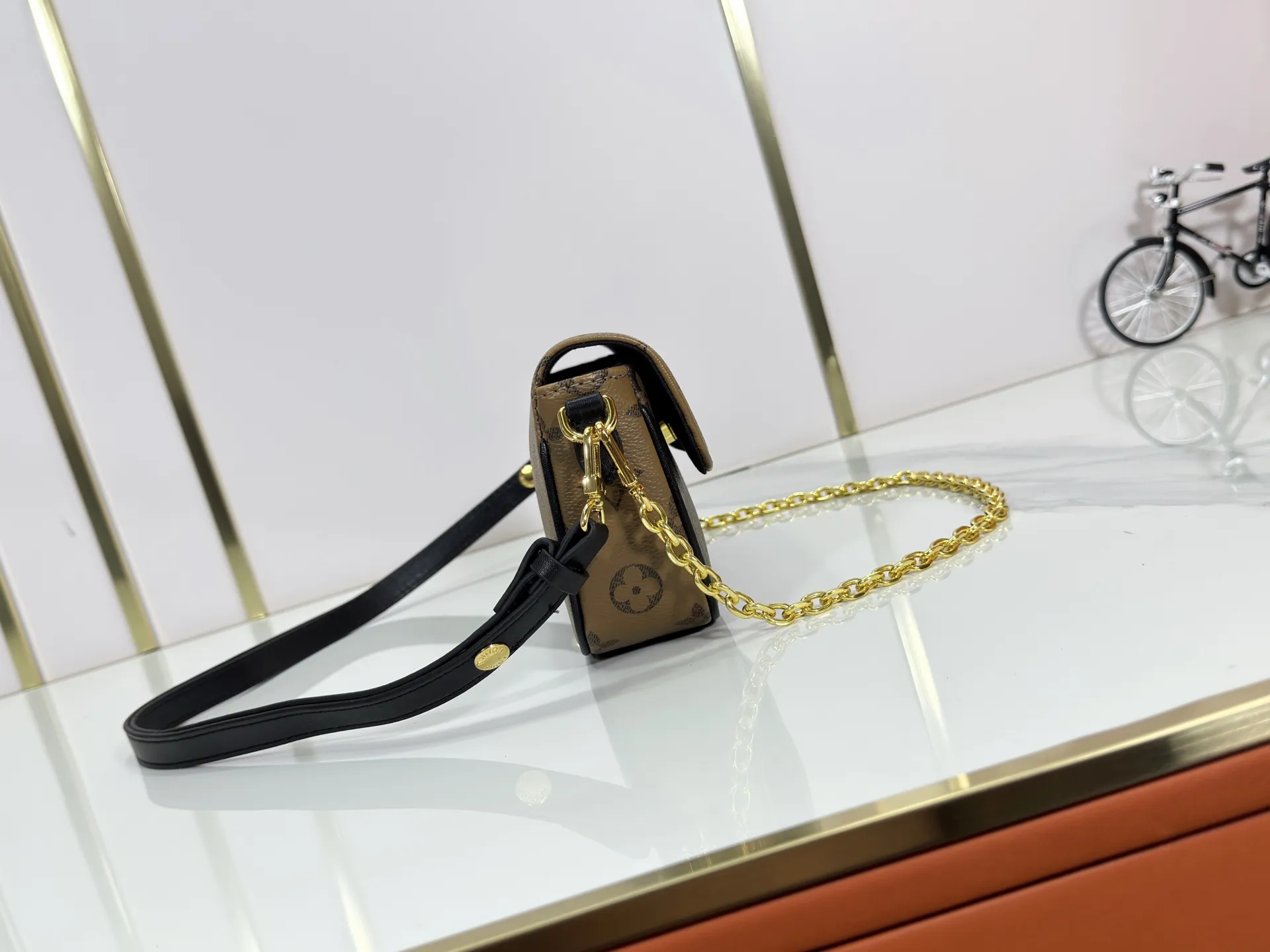 P180 Upgraded original M26587 M82211 M82210 M14225 M81911 This Wallet on Chain Ivy handbag is embossed with a large Monogram pattern on the surface of Monogram Empreinte grain leather, making it a trendy choice for daily travel and evening occasions. Cleverly using a short chain and a detachable and adjustable leather shoulder strap, it can be worn handheld, on the shoulder, or as a crossbody. Dimensions: 23.5 x 12.0 x 4.3 cm (length x height x width)