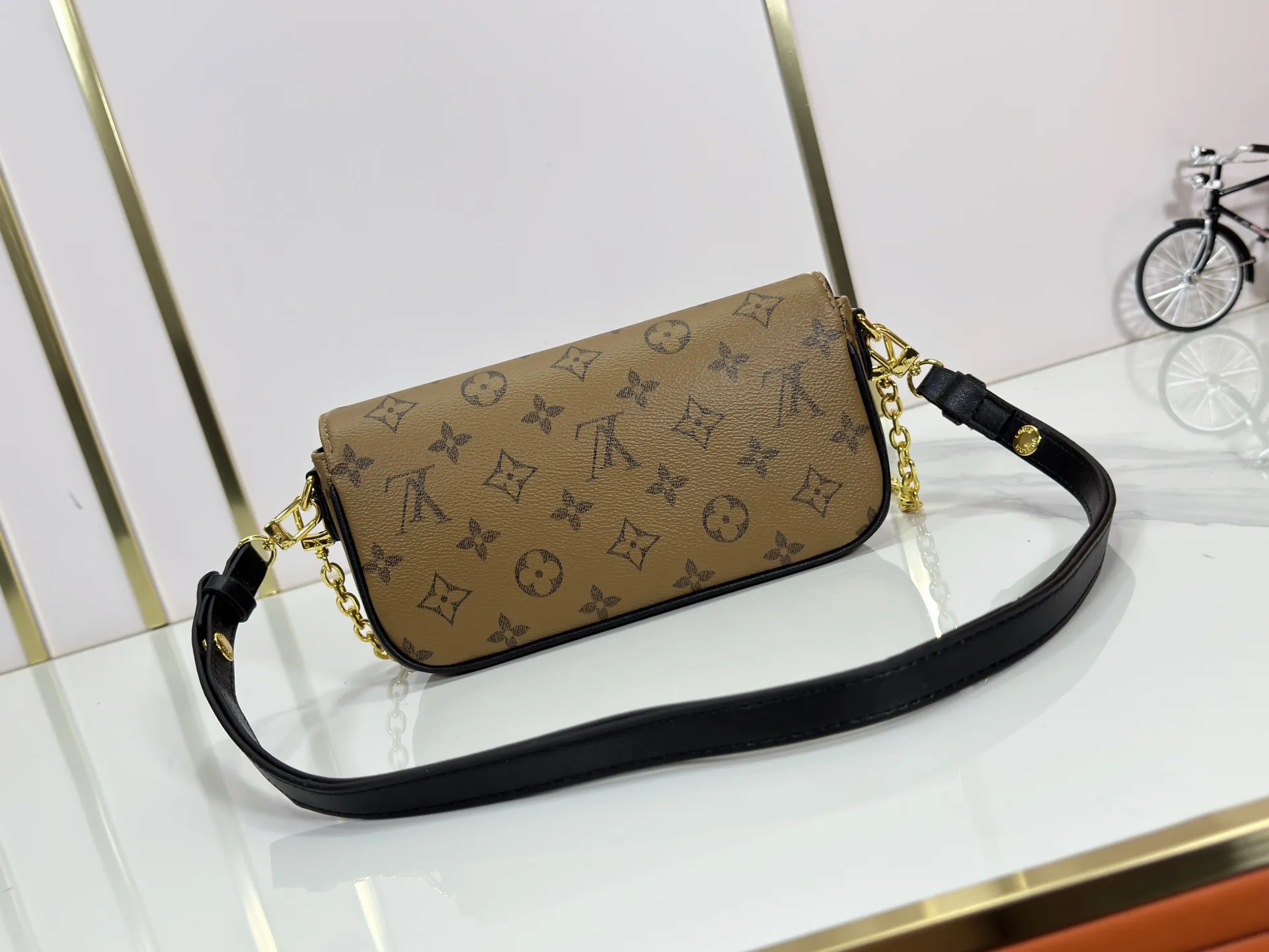 P180 Upgraded original M26587 M82211 M82210 M14225 M81911 This Wallet on Chain Ivy handbag is embossed with a large Monogram pattern on the surface of Monogram Empreinte grain leather, making it a trendy choice for daily travel and evening occasions. Cleverly using a short chain and a detachable and adjustable leather shoulder strap, it can be worn handheld, on the shoulder, or as a crossbody. Dimensions: 23.5 x 12.0 x 4.3 cm (length x height x width)