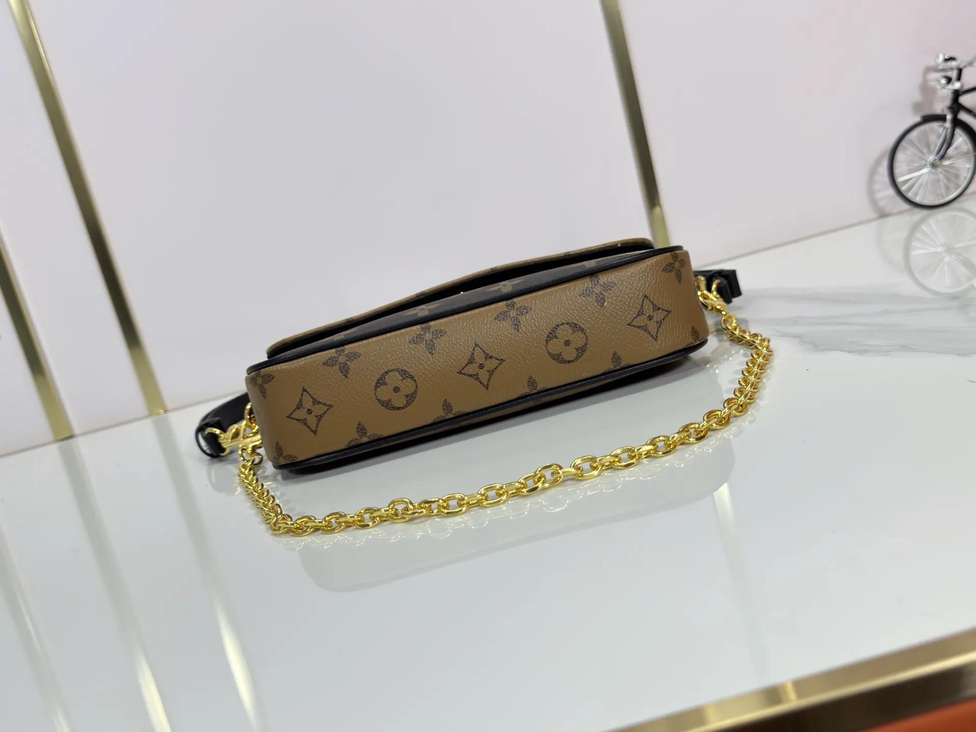 P180 Upgraded original M26587 M82211 M82210 M14225 M81911 This Wallet on Chain Ivy handbag is embossed with a large Monogram pattern on the surface of Monogram Empreinte grain leather, making it a trendy choice for daily travel and evening occasions. Cleverly using a short chain and a detachable and adjustable leather shoulder strap, it can be worn handheld, on the shoulder, or as a crossbody. Dimensions: 23.5 x 12.0 x 4.3 cm (length x height x width)