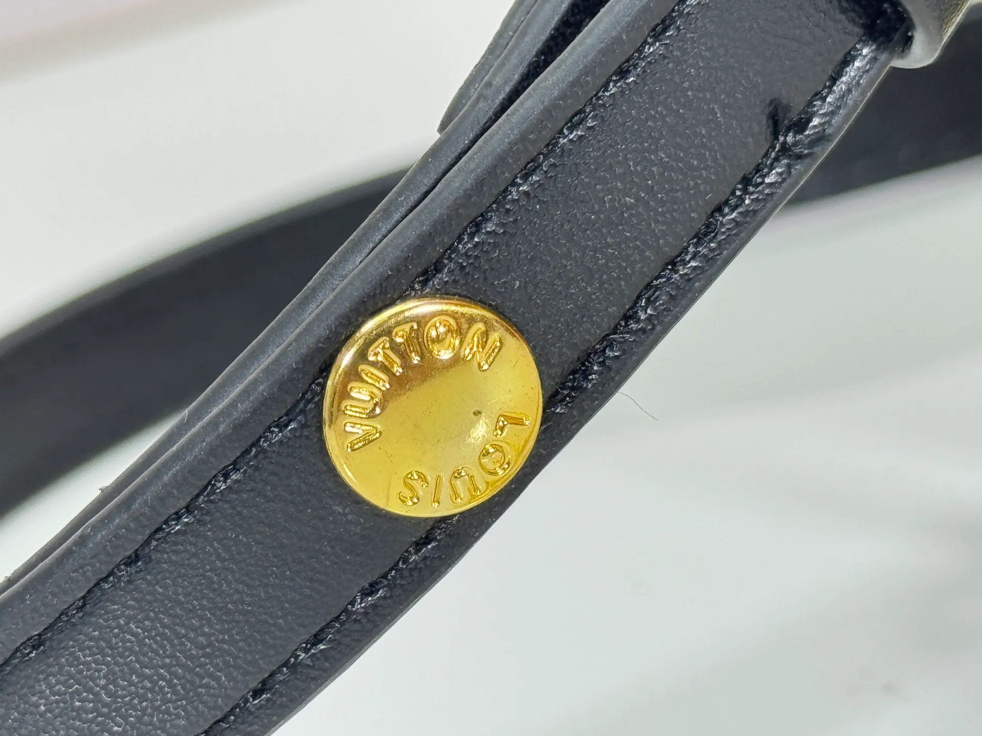P180 Upgraded original M26587 M82211 M82210 M14225 M81911 This Wallet on Chain Ivy handbag is embossed with a large Monogram pattern on the surface of Monogram Empreinte grain leather, making it a trendy choice for daily travel and evening occasions. Cleverly using a short chain and a detachable and adjustable leather shoulder strap, it can be worn handheld, on the shoulder, or as a crossbody. Dimensions: 23.5 x 12.0 x 4.3 cm (length x height x width)