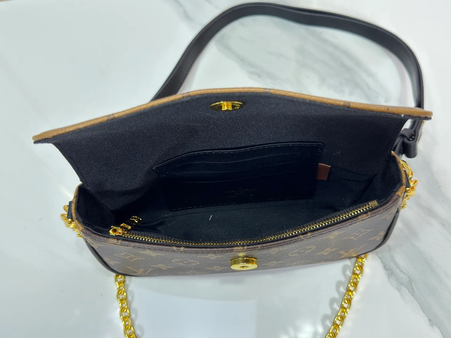 P180 Upgraded original M26587 M82211 M82210 M14225 M81911 This Wallet on Chain Ivy handbag is embossed with a large Monogram pattern on the surface of Monogram Empreinte grain leather, making it a trendy choice for daily travel and evening occasions. Cleverly using a short chain and a detachable and adjustable leather shoulder strap, it can be worn handheld, on the shoulder, or as a crossbody. Dimensions: 23.5 x 12.0 x 4.3 cm (length x height x width)