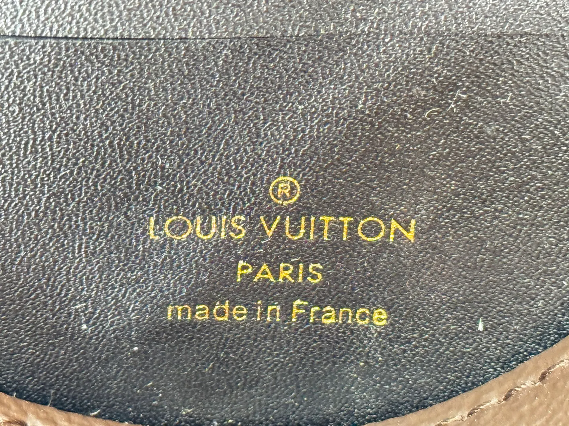 P180 Upgraded original M26587 M82211 M82210 M14225 M81911 This Wallet on Chain Ivy handbag is embossed with a large Monogram pattern on the surface of Monogram Empreinte grain leather, making it a trendy choice for daily travel and evening occasions. Cleverly using a short chain and a detachable and adjustable leather shoulder strap, it can be worn handheld, on the shoulder, or as a crossbody. Dimensions: 23.5 x 12.0 x 4.3 cm (length x height x width)