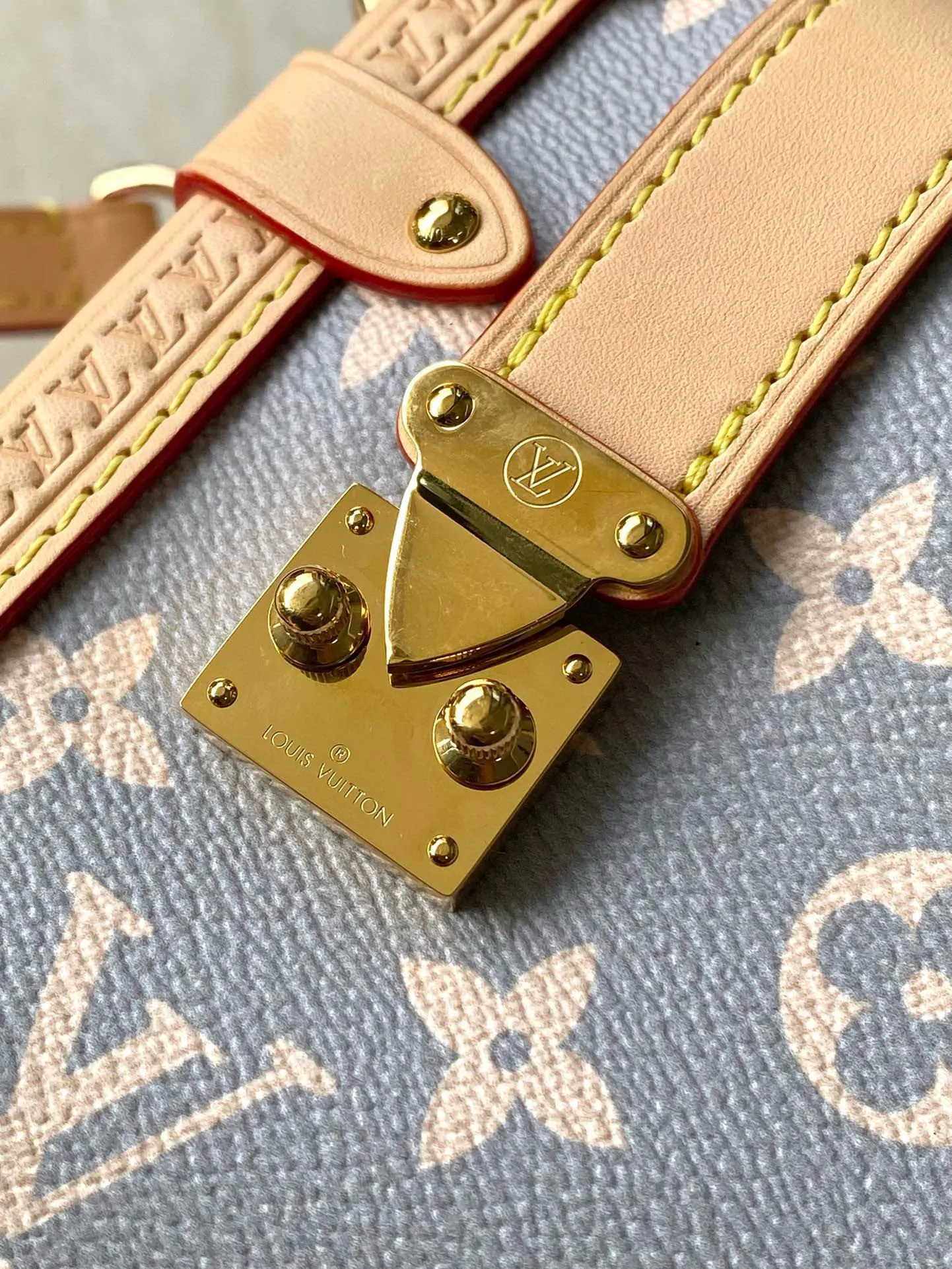 💰1100 (Steel Hardware) Top Original Order M12428 This Side Trunk medium handbag takes color inspiration from the brand’s retro hard trunks, rendering the iconic Monogram canvas in elegant French tones, paired with cow leather trim and bright metal parts. It can be easily integrated into the current season’s ready-to-wear collection. The shoulder strap and top handle are both detachable, allowing for multiple carrying options. 21 x 14 x 6 cm (length x height x width